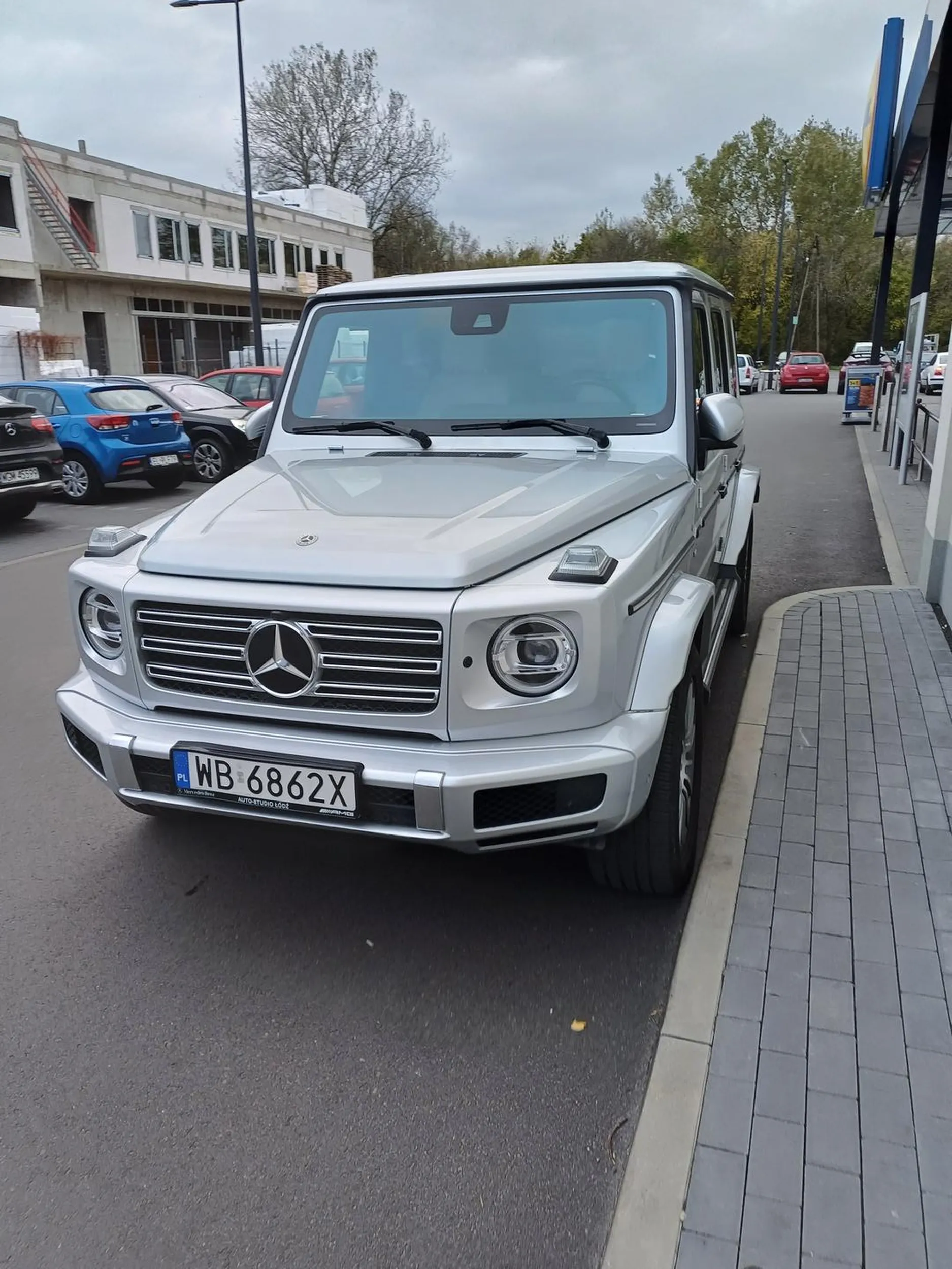 Miejsca dużo ale,  co tam skoro można stanąć na środku.