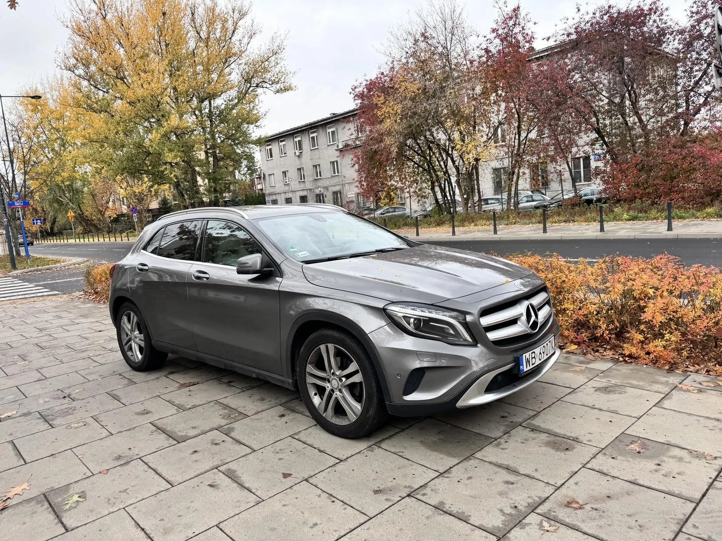 Piękne parkowanie- musiała być jazda wzdłuż po chodniku oraz wjazd przez przejście dla pieszych.