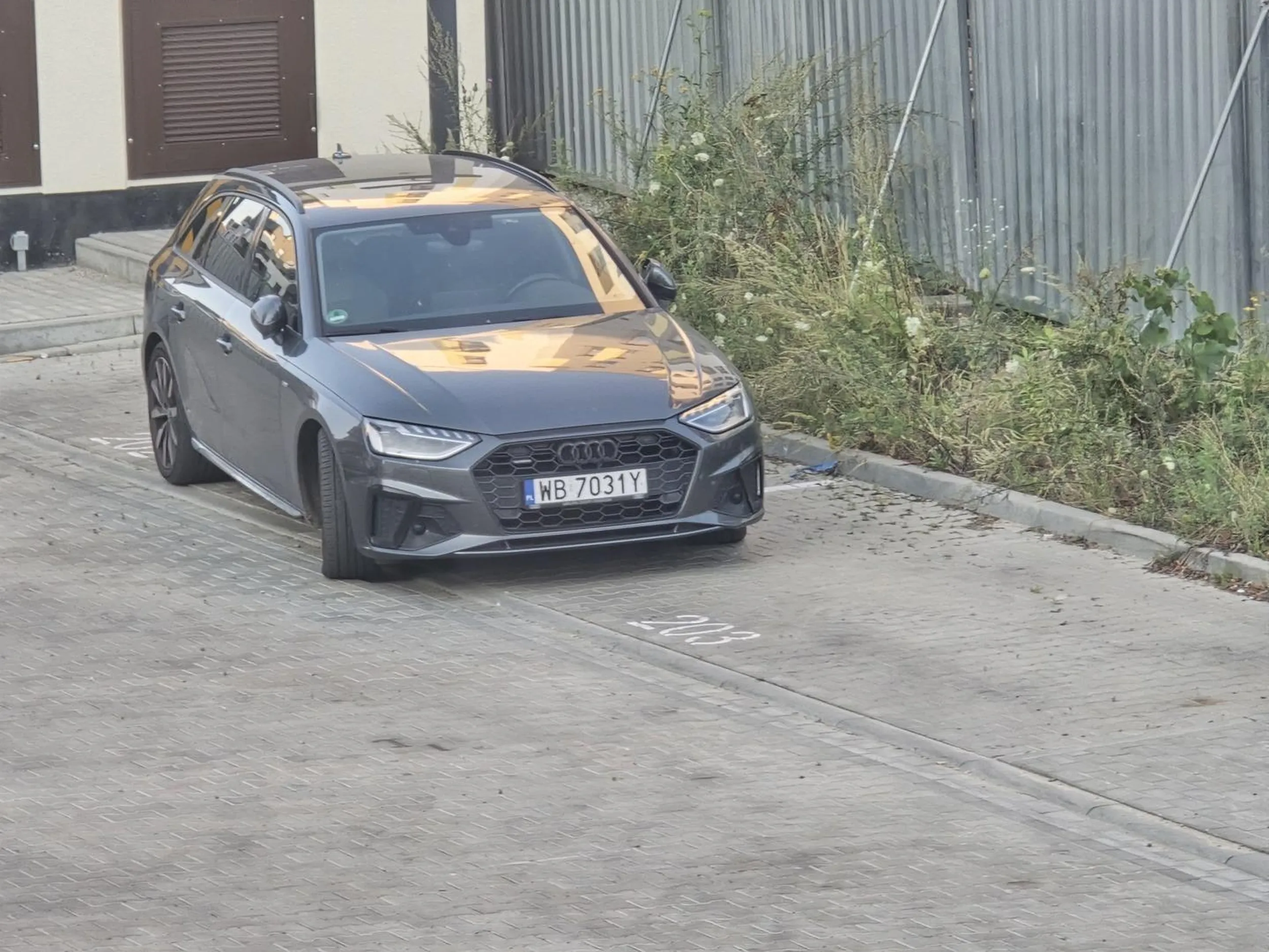 Nie dość, że parkuje ba prywatnych miejscach, to jeszcze od razu  a dwóch