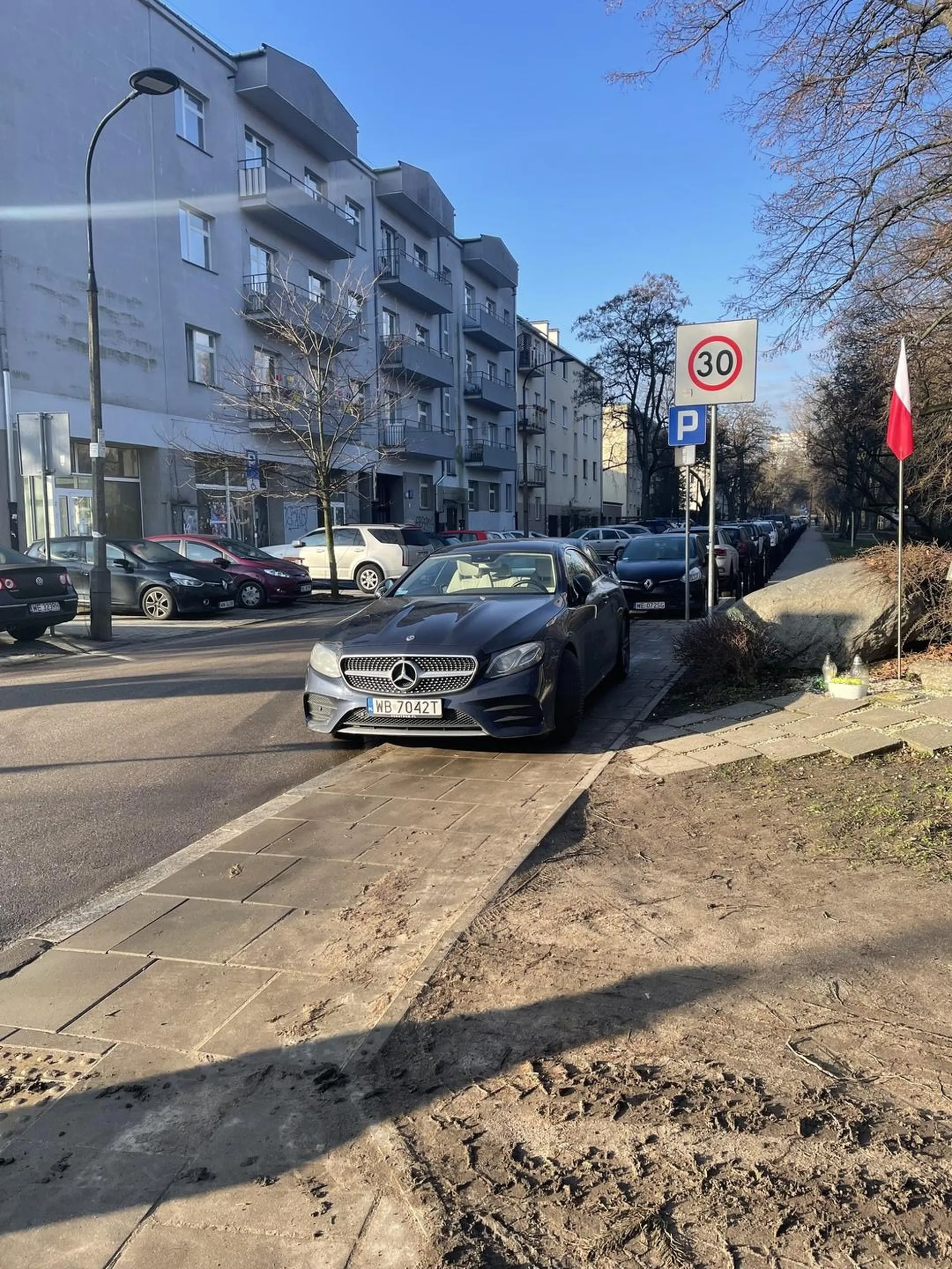 Żenujące parkowanie na chodniku i to jeszcze ze skręconymi kołami.