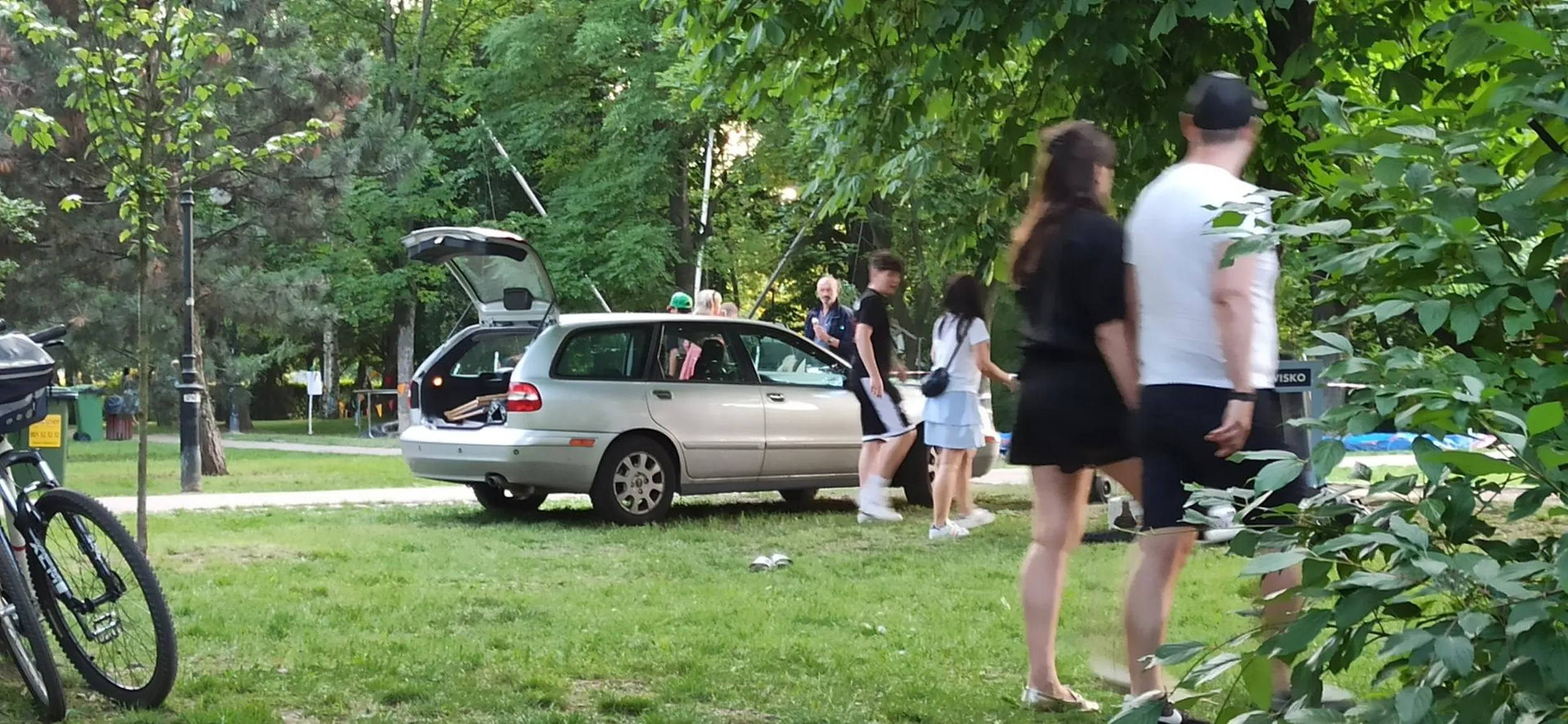 Pani na Dniach Ursynowa wjeżdża wzdłuż chodnika przy toaletach, aby zapakować stoisko do auta. Wystarczyłoby zrobić 2-3 kursy wózkiem, ale 100m to za dużo noszenia.