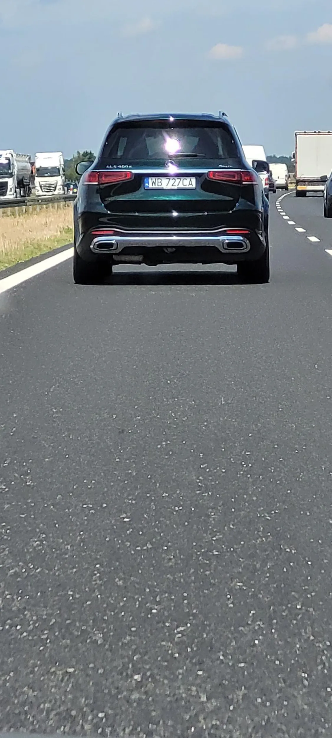 Pani z Mercedesa z rejestracją WB 727CA  zajeżdża drogę na autostradzie, beztrosko hamuje, wciska się na lewy pas i ogólnie jedzie nieświadoma zagrożenia jakie powoduje.