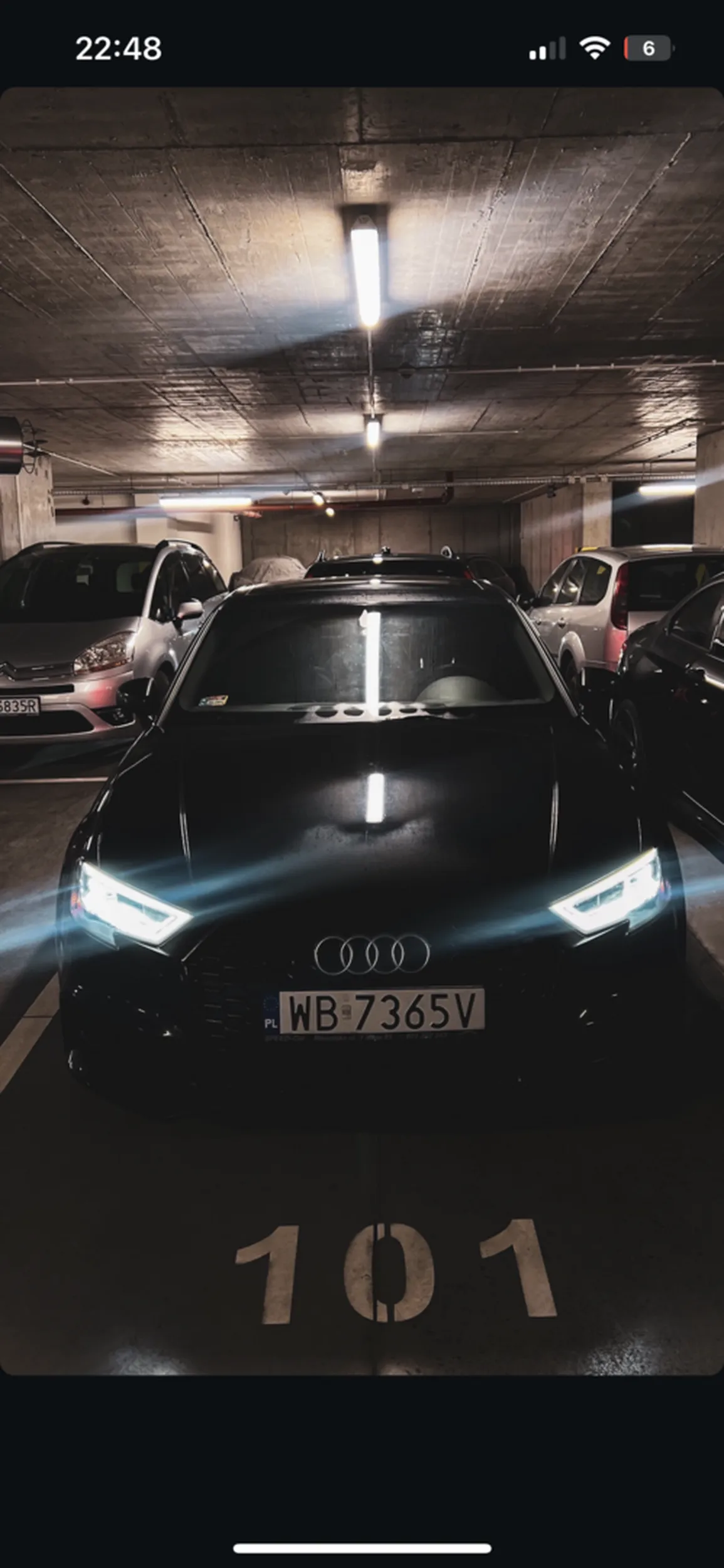 Kierowca zastawil moje miejsce parkingowe. Samochód na włączonych światłach ..