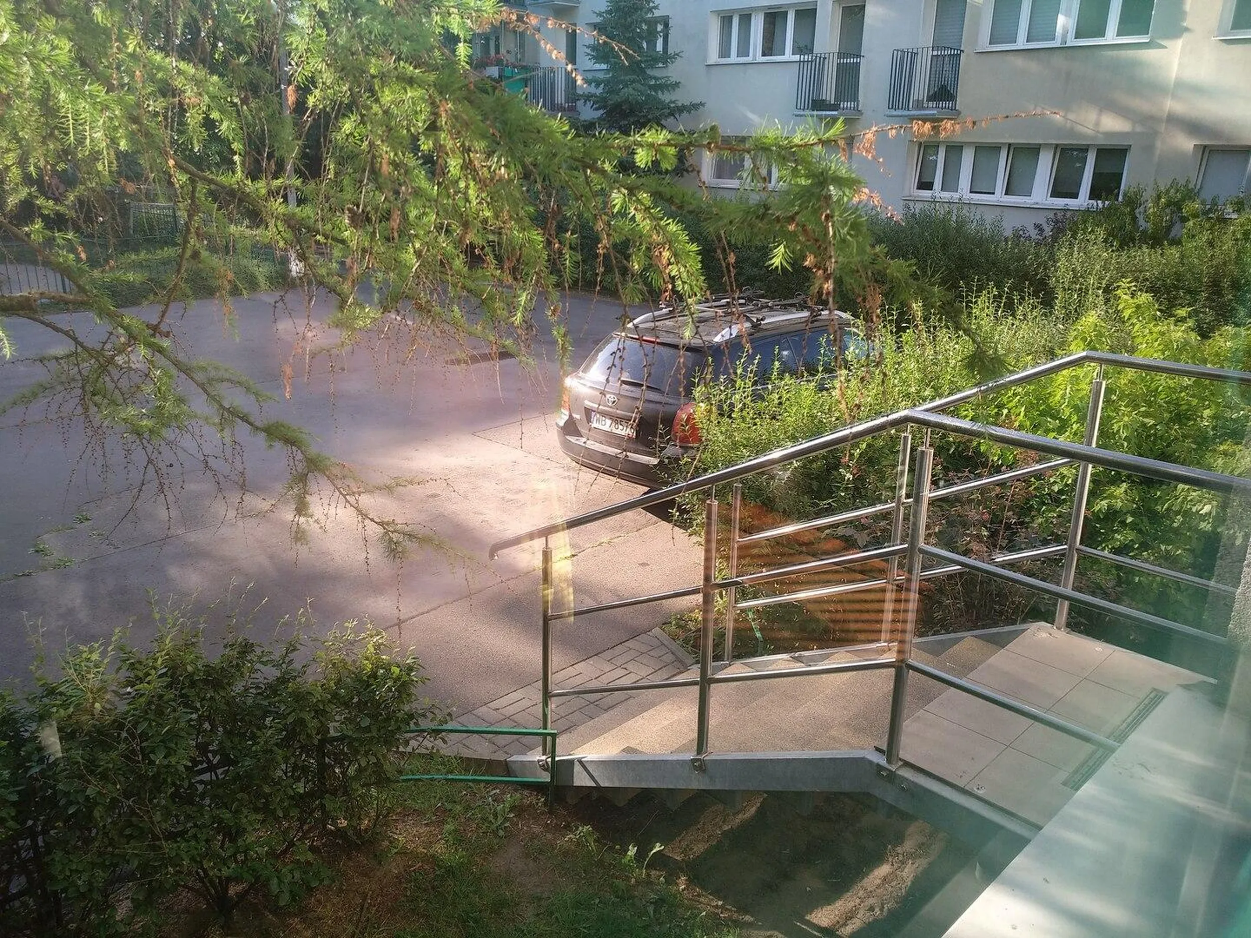 Zapomniałem dodać, że 5 metrów dalej jest plan zabaw.