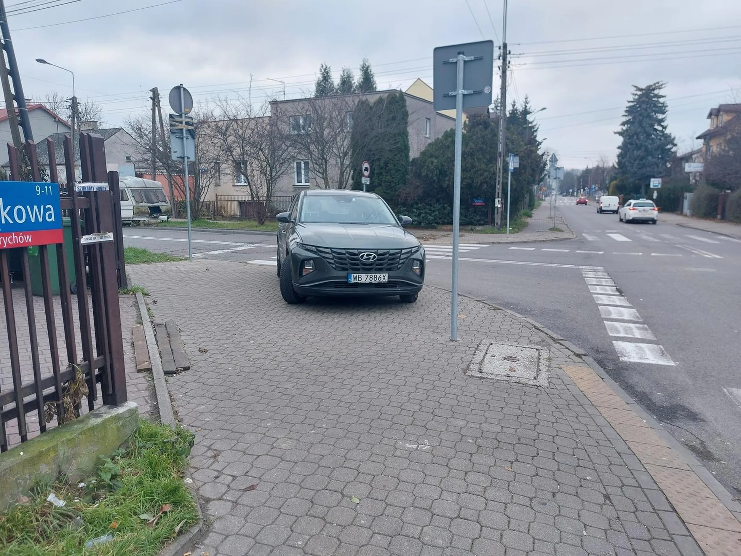 Czemu kierowca musiał zaparkować na rogu skrzyżowania blokując wszystkim widoczność? Bo jest starym dziadem albo dostał prawo jazdy w płatkach sniadaniowych