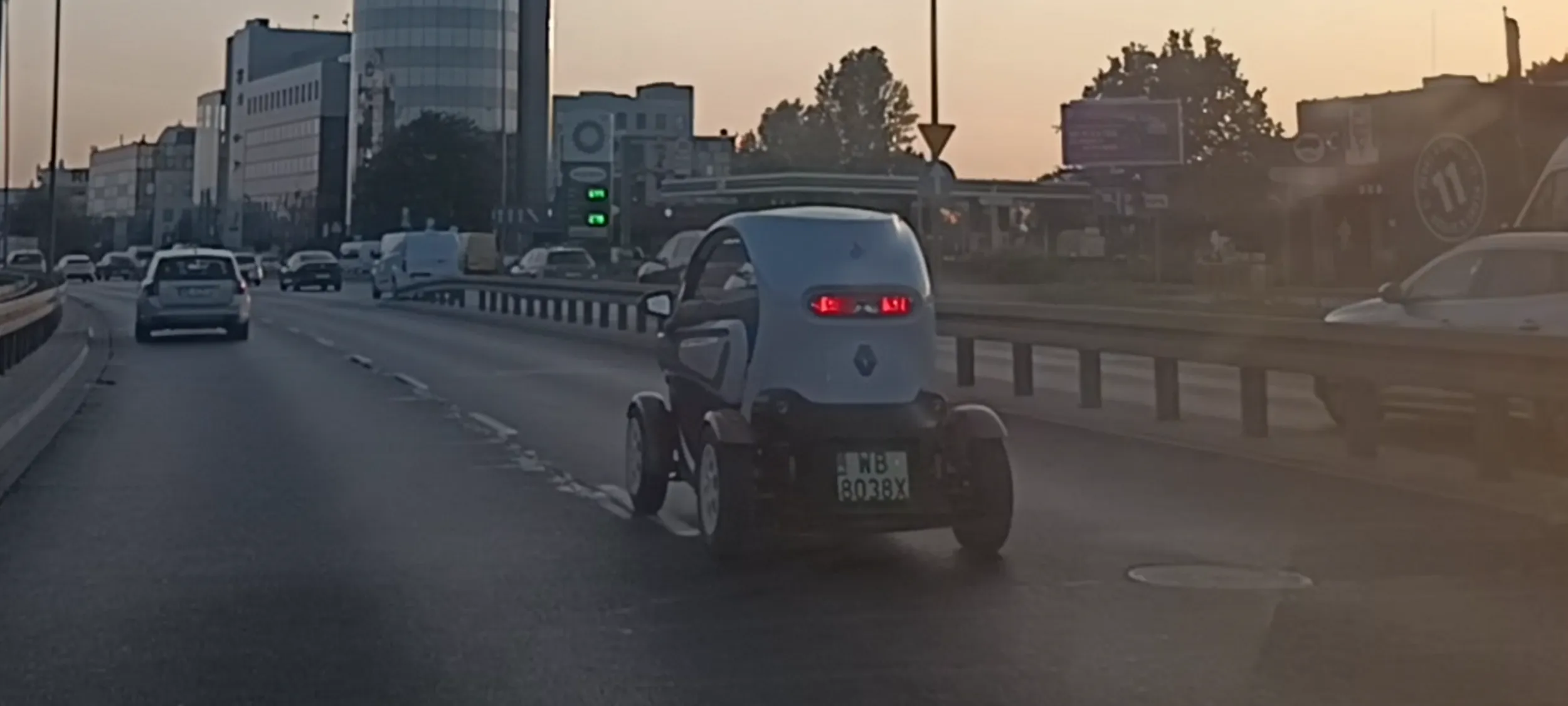 Jakieś dziadostwo jedzie najeżdżając na linię między pasami jezdni, żeby specjalnie utrudnić innym wyprzedzanie.