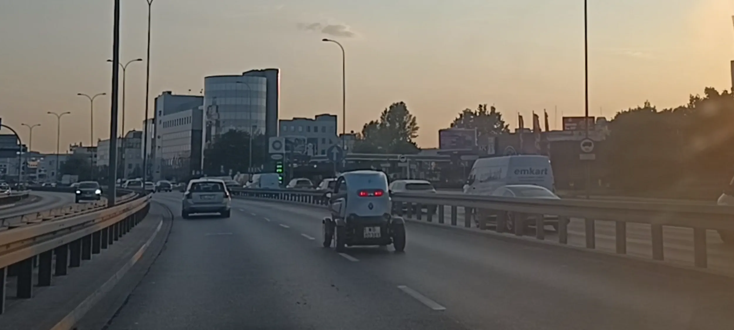 Jakieś dziadostwo jedzie najeżdżając na linię między pasami jezdni, żeby specjalnie utrudnić innym wyprzedzanie.