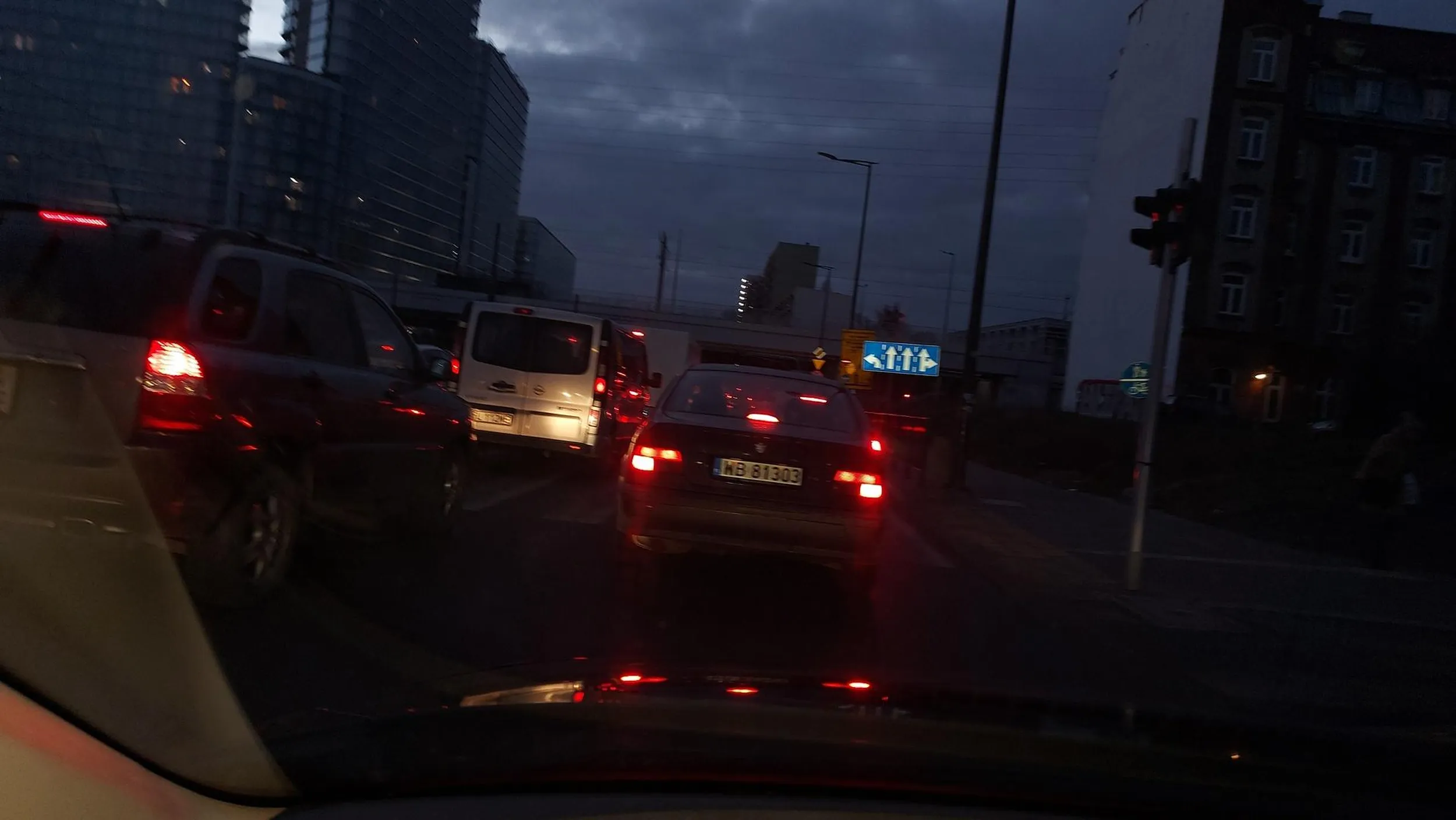 Jeździ jak wariat, lawiruje między samochodami stwarzając realne zagrożenie.