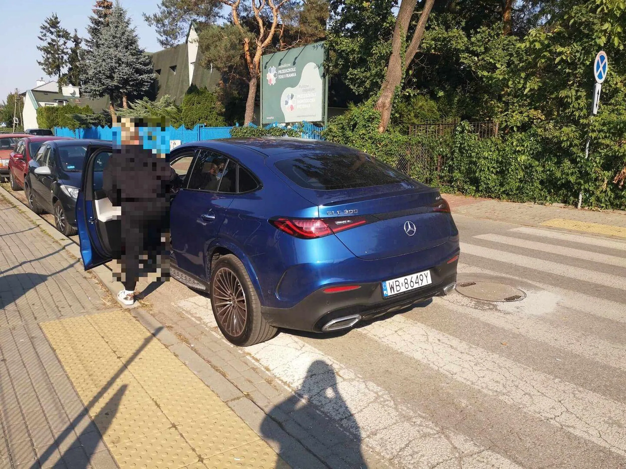 Kobieta totalnie nie widzi problemu w parkowaniu na przejściu dla pieszych, ciągle powtarza pytanie, czy nie mogłem przez jej parkowanie przejść na drugą stronę, no mogłem, idąc tą logiką mogłem tez przejść poza przejściem 20 metrów dalej bo pani zdecydowała zastawić przejście swoim bolidem.  Totalny brak refleksji, tylko ja ja ja. Poniżej wycinek z przepisów czego nie można na przejściu ani w jego obrębie, można się doedukować. Swoją drogą przejście zlokalizowane przy dużym osiedlu, prowadzi do szkoły i przedszkola. Ale co tam, najważniejsze, żebym JA miała BLISKO. Art. 49. o ruchu drog. Zakazy dotyczące zatrzymywania i postoju pojazdu 1. Zabrania się zatrzymania pojazdu: 2) na przejściu dla pieszych, na przejeździe dla rowerów oraz w odległości mniejszej niż 10 m przed tym przejściem lub przejazdem; na drodze dwukierunkowej o dwóch pasach ruchu zakaz ten obowiązuje także za tym przejściem lub przejazdem;