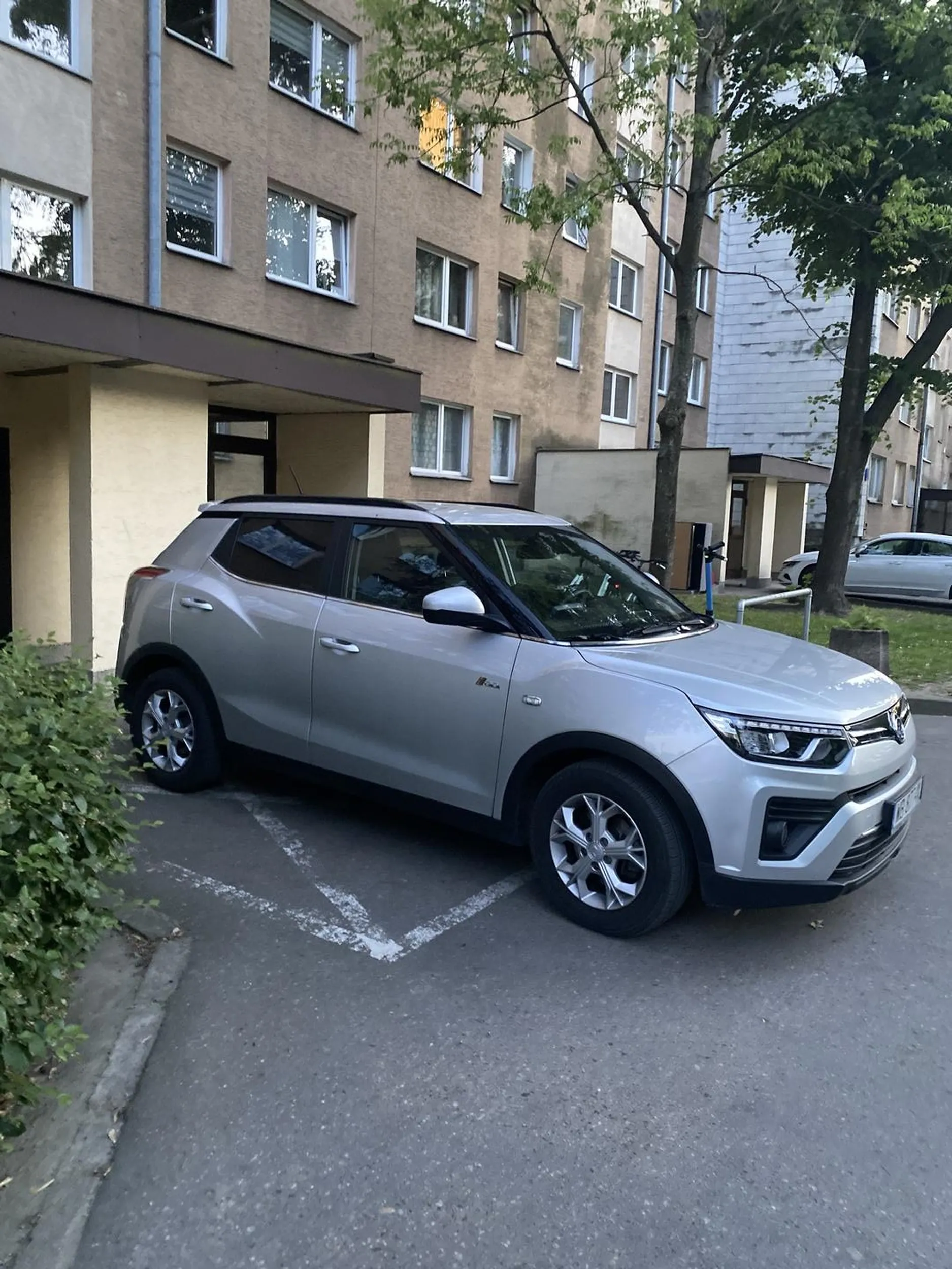 szefie jak juz stajesz tu to da sie tak zeby nie stac na kopercie ani nie blokowac wejscia do klatki. plus nie wiem co ty widzisz w lusterku ale masz solidny metr od sciany z tylu ale postanowiles ze bedziesz wystawal na pol ulicy takze gratuluje zdolnosci parkowania