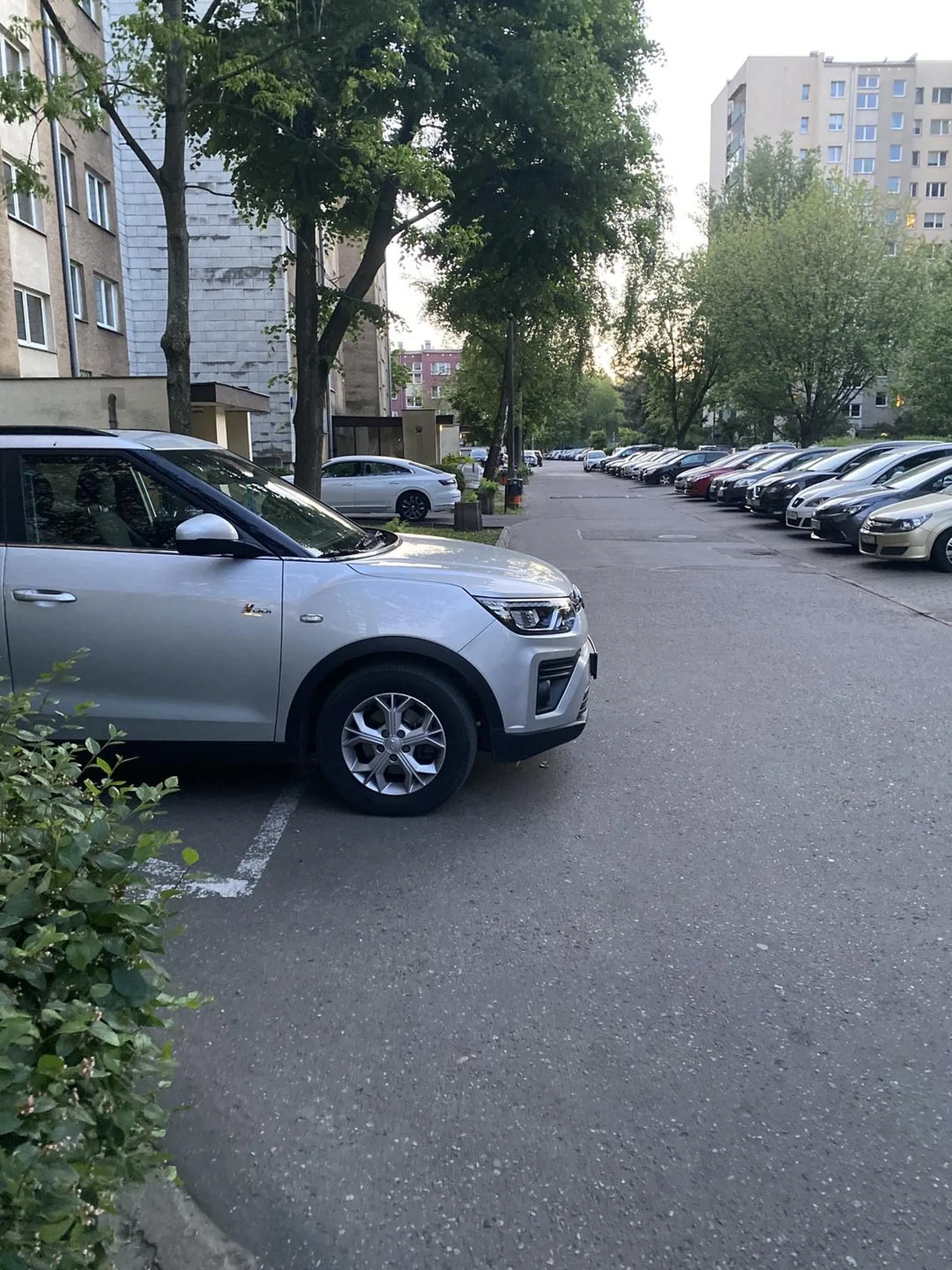 szefie jak juz stajesz tu to da sie tak zeby nie stac na kopercie ani nie blokowac wejscia do klatki. plus nie wiem co ty widzisz w lusterku ale masz solidny metr od sciany z tylu ale postanowiles ze bedziesz wystawal na pol ulicy takze gratuluje zdolnosci parkowania