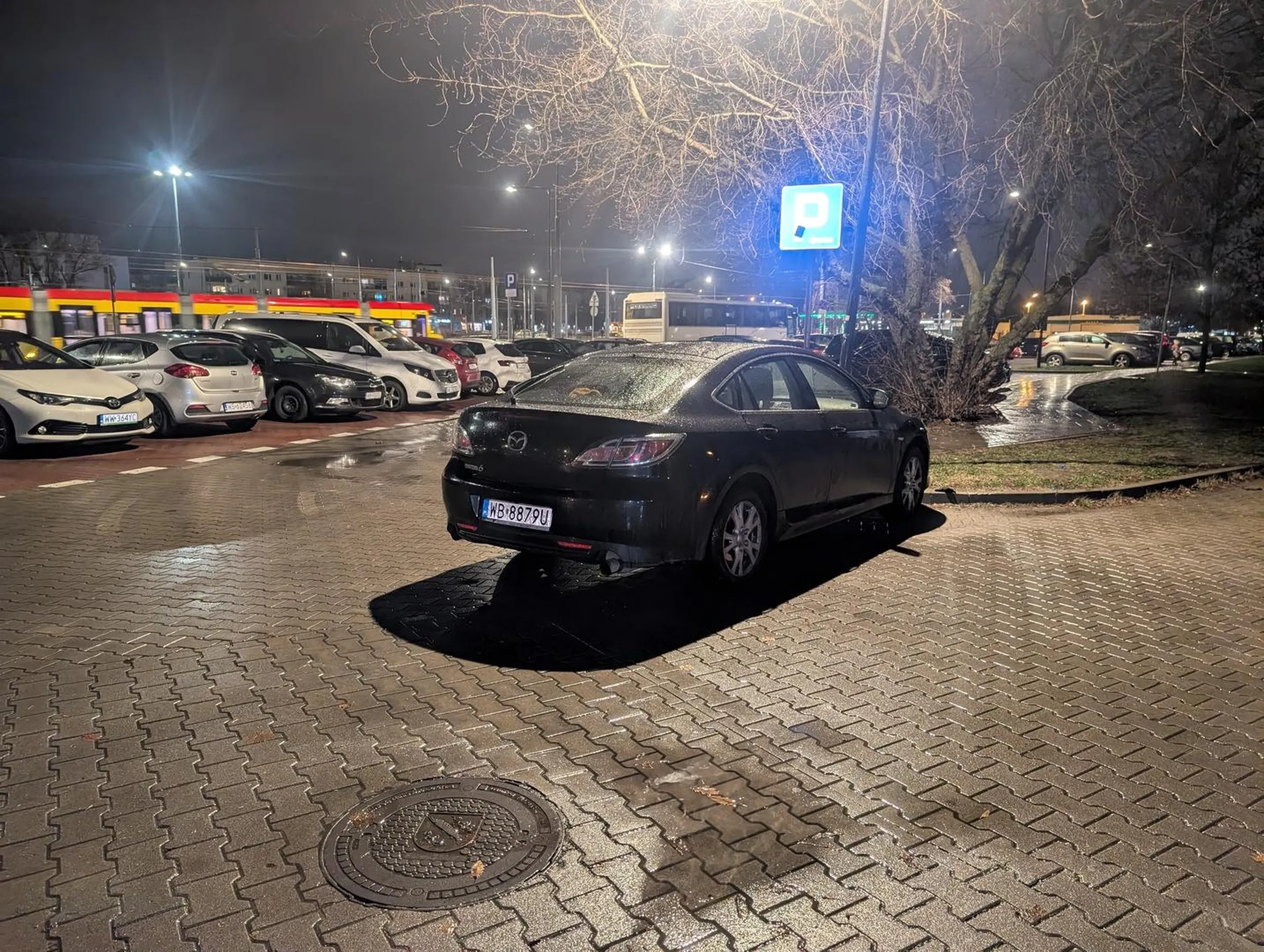 Zastawił chodnik, bo miejsce parkingowe było aż 5 metrów dalej