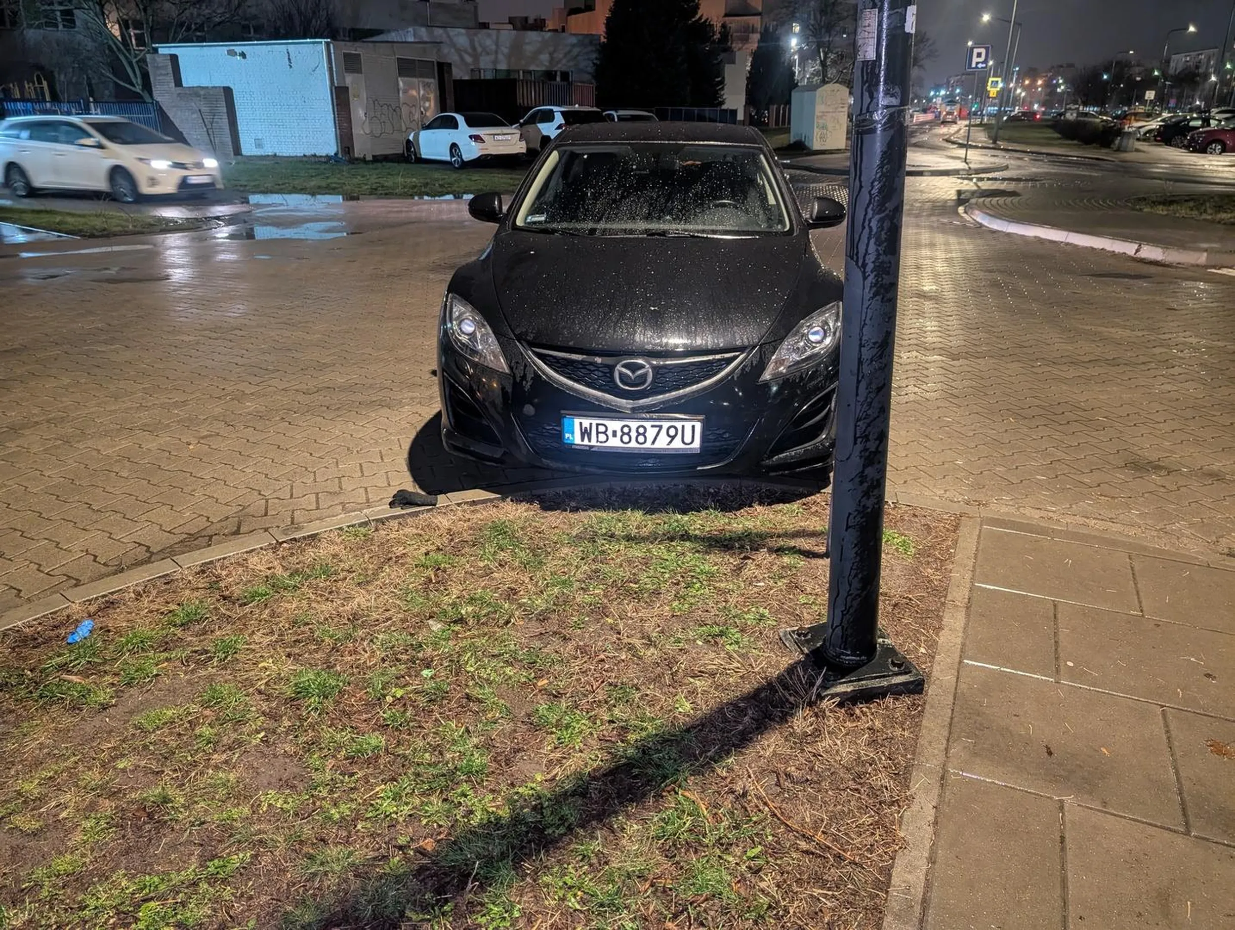 Zastawił chodnik, bo miejsce parkingowe było aż 5 metrów dalej