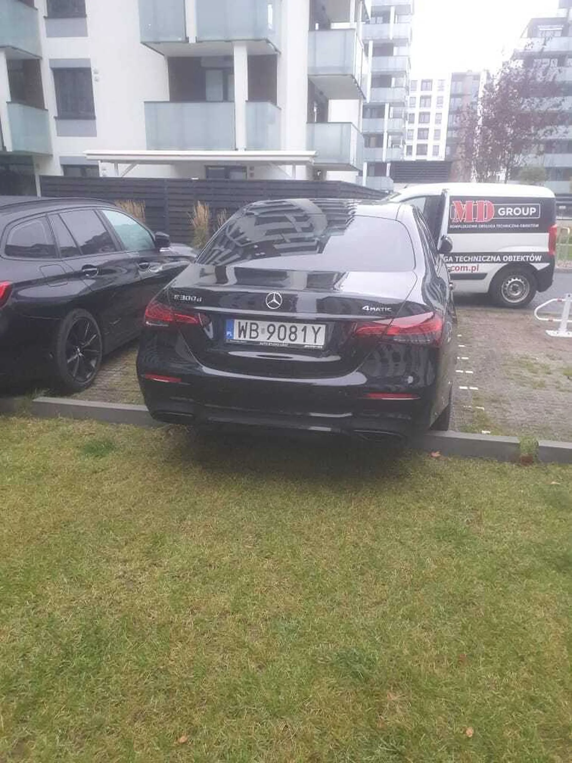 Chory dziad, notorycznie parkuje na nie swoim miejscu parkingowym.