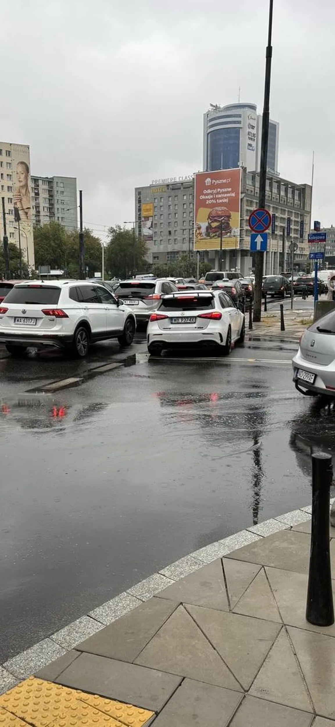 Kretynka i cwaniaczka omija korek pasem do skrętu w prawo i wciska się łamiąc szereg przepisów