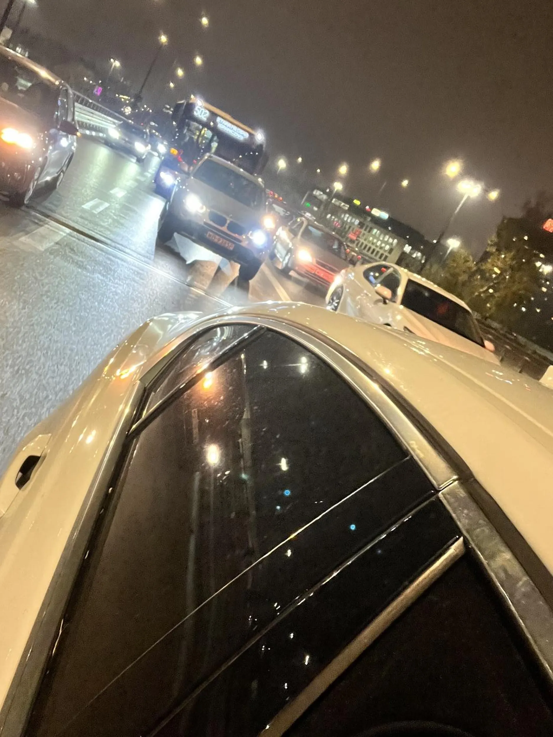 Ty od kiedy się zmienia pas na ciągłej i jeszcze się pulta do innych kierowców? To nie Twoja wiocha