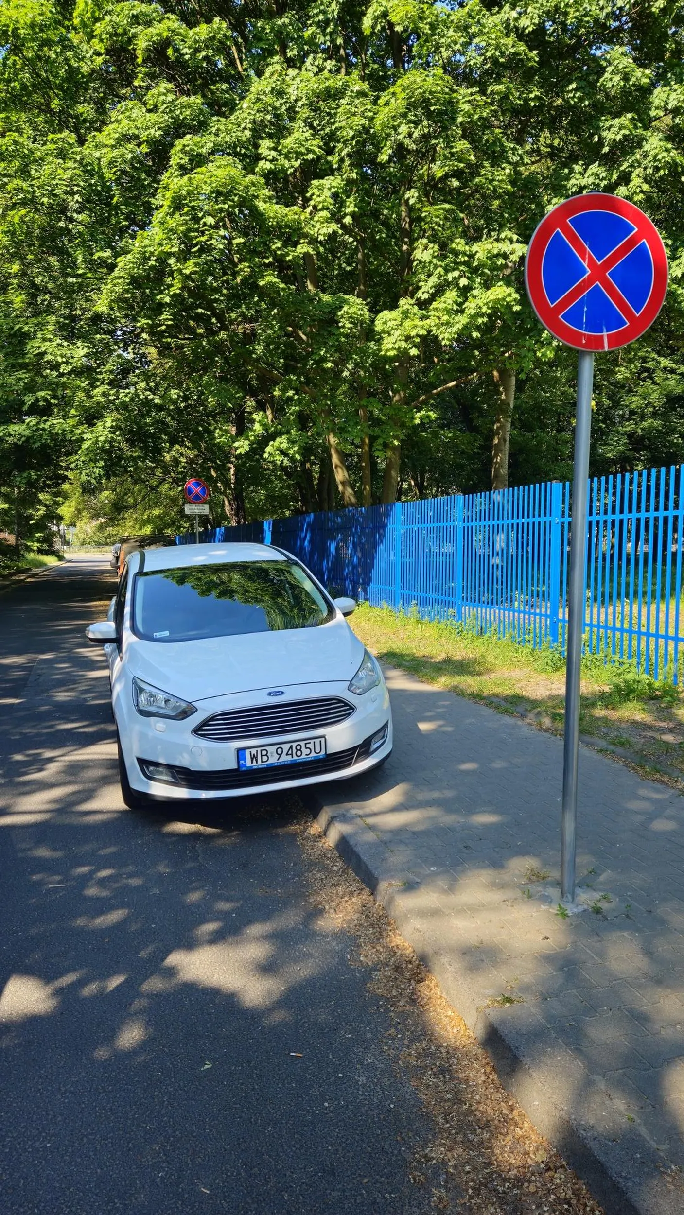 Prośba jednak o poszanowanie znaków drogowych. Generalnie to nie umieszcza się ich po nic a są one stosowane, żeby nam wszystkim żyło się łatwiej. W ten sposób możesz komuś potrzebującemu kompletnie uniemożliwić wyjazd z tego miejsca.