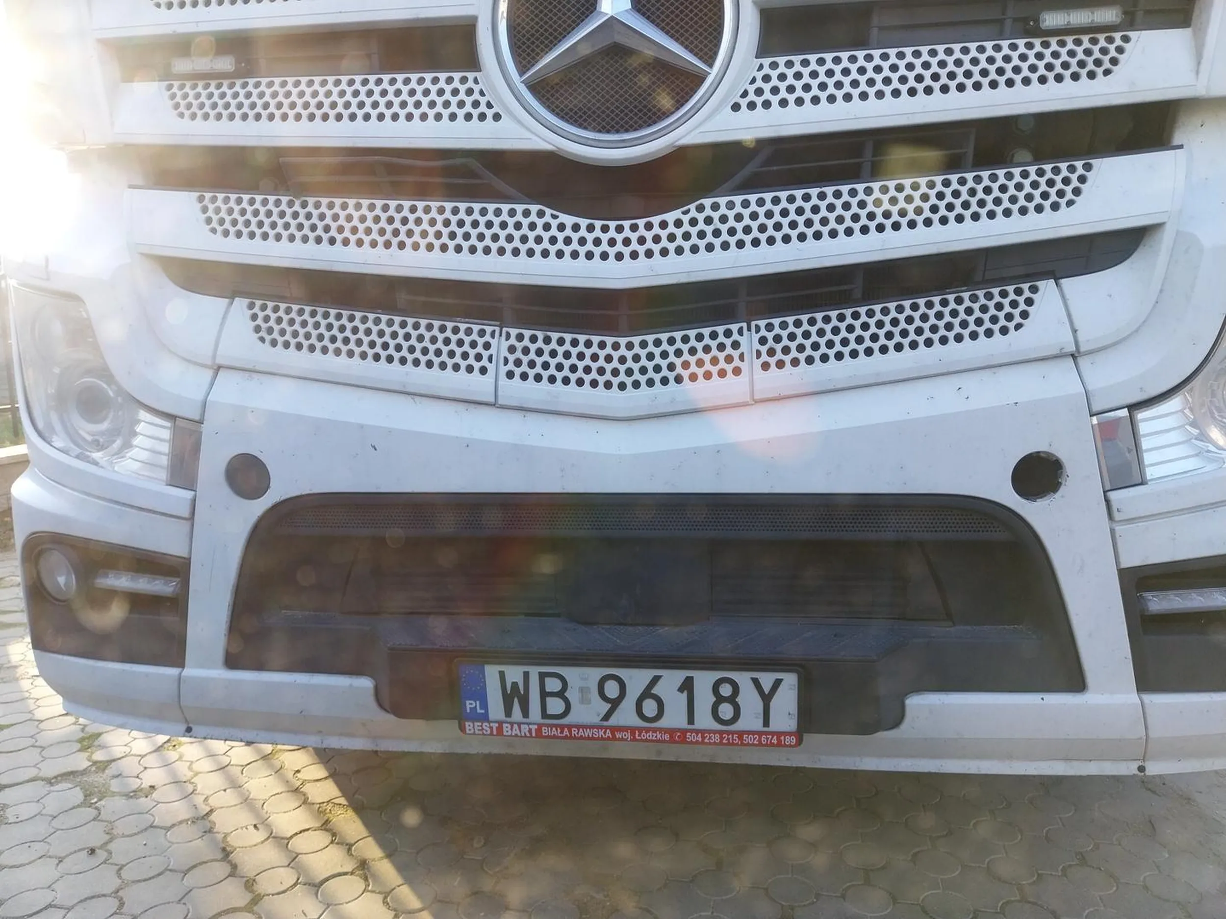 Ma zwyczaj zajmować parking przed cudzym domem. Jeździ tirem z naczepą.