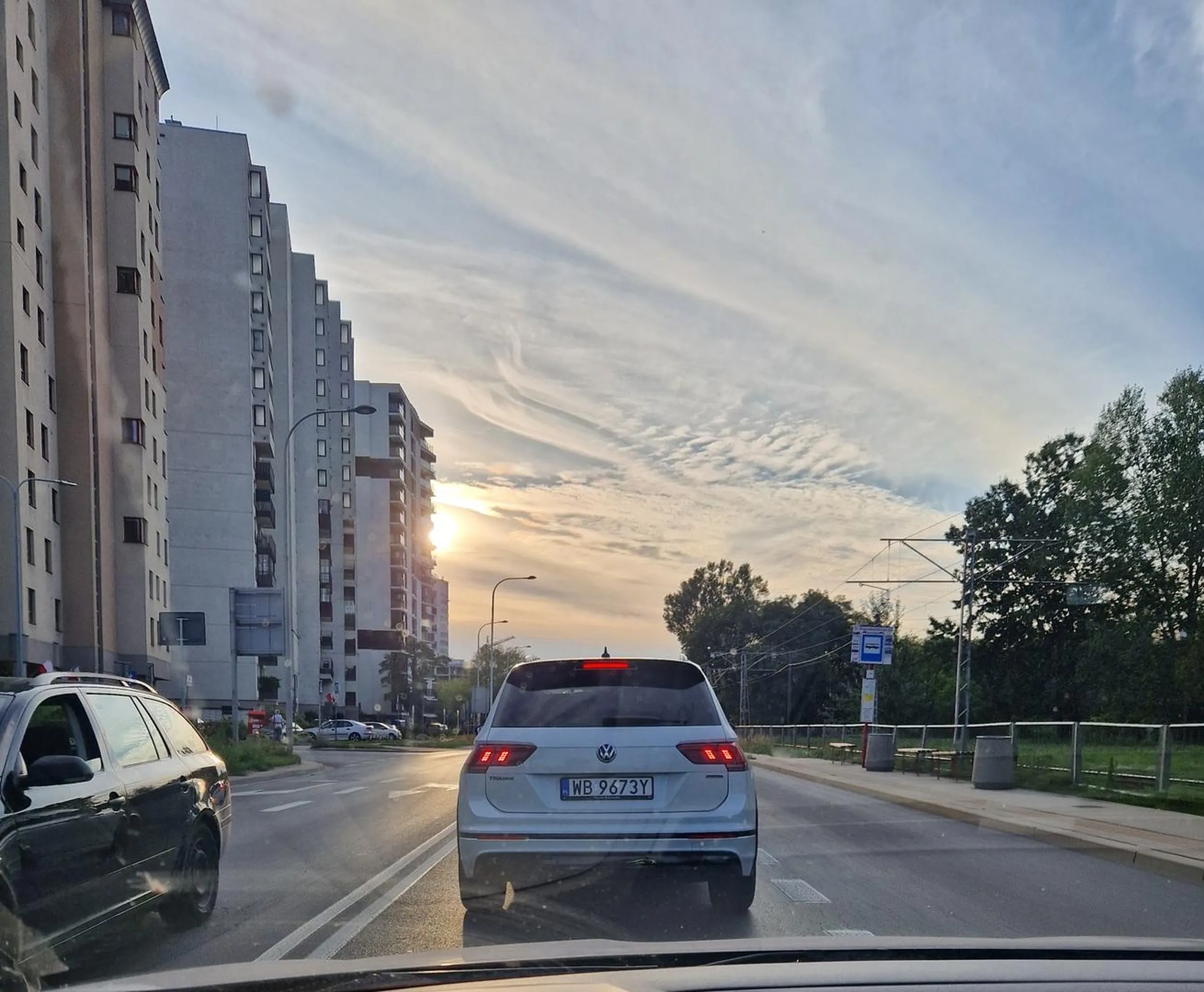 Jaśnie Pan nie chce stać w korku do skrętu w lewo z ulicy Conrada w Wólczyńską w Warszawie, więc jedzie z pasa do jazdy prosto i zajeżdża drogę, ryzykując kolizję na środku skrzyżowania.