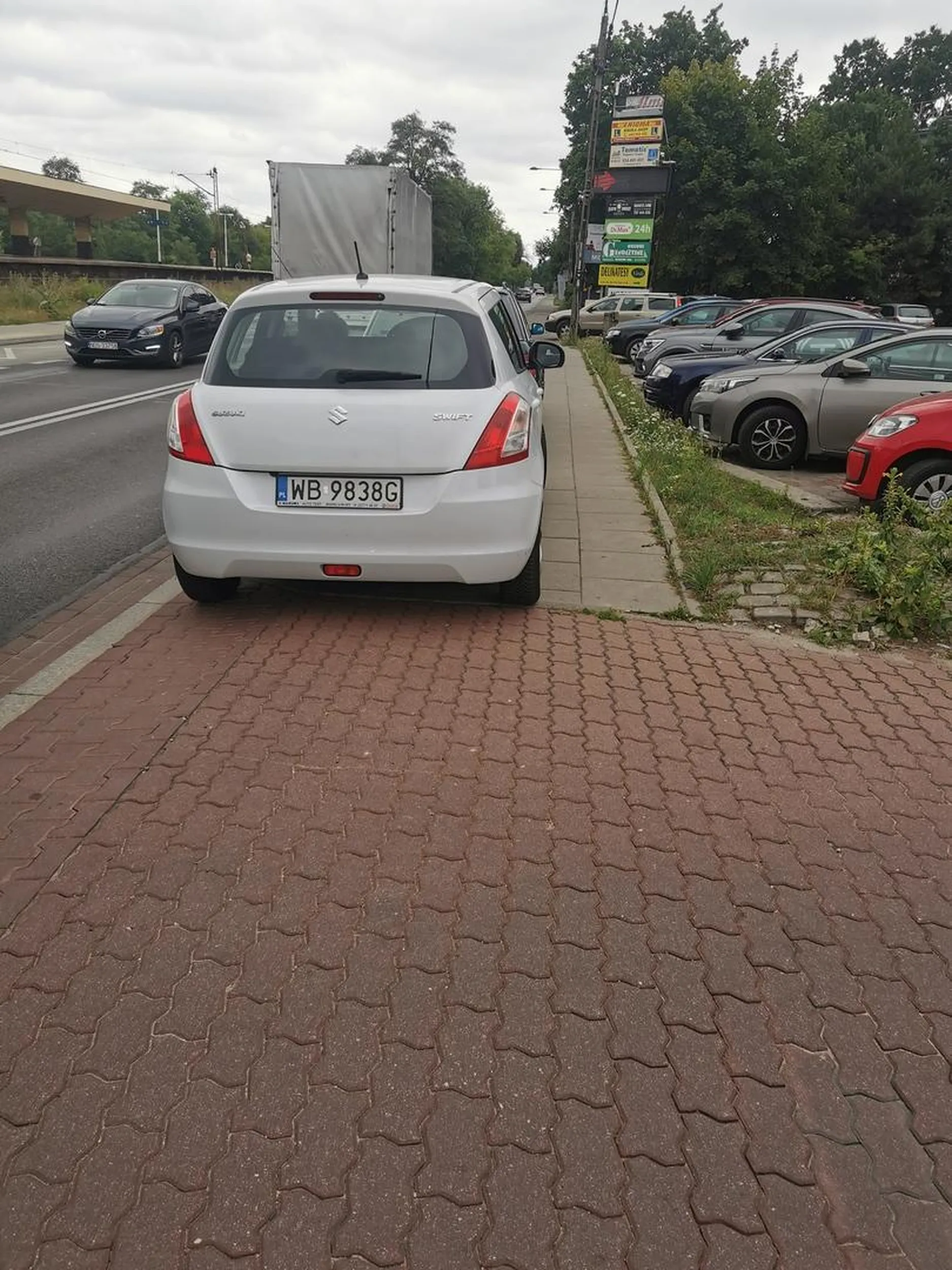 Chodnik to nie parking typie