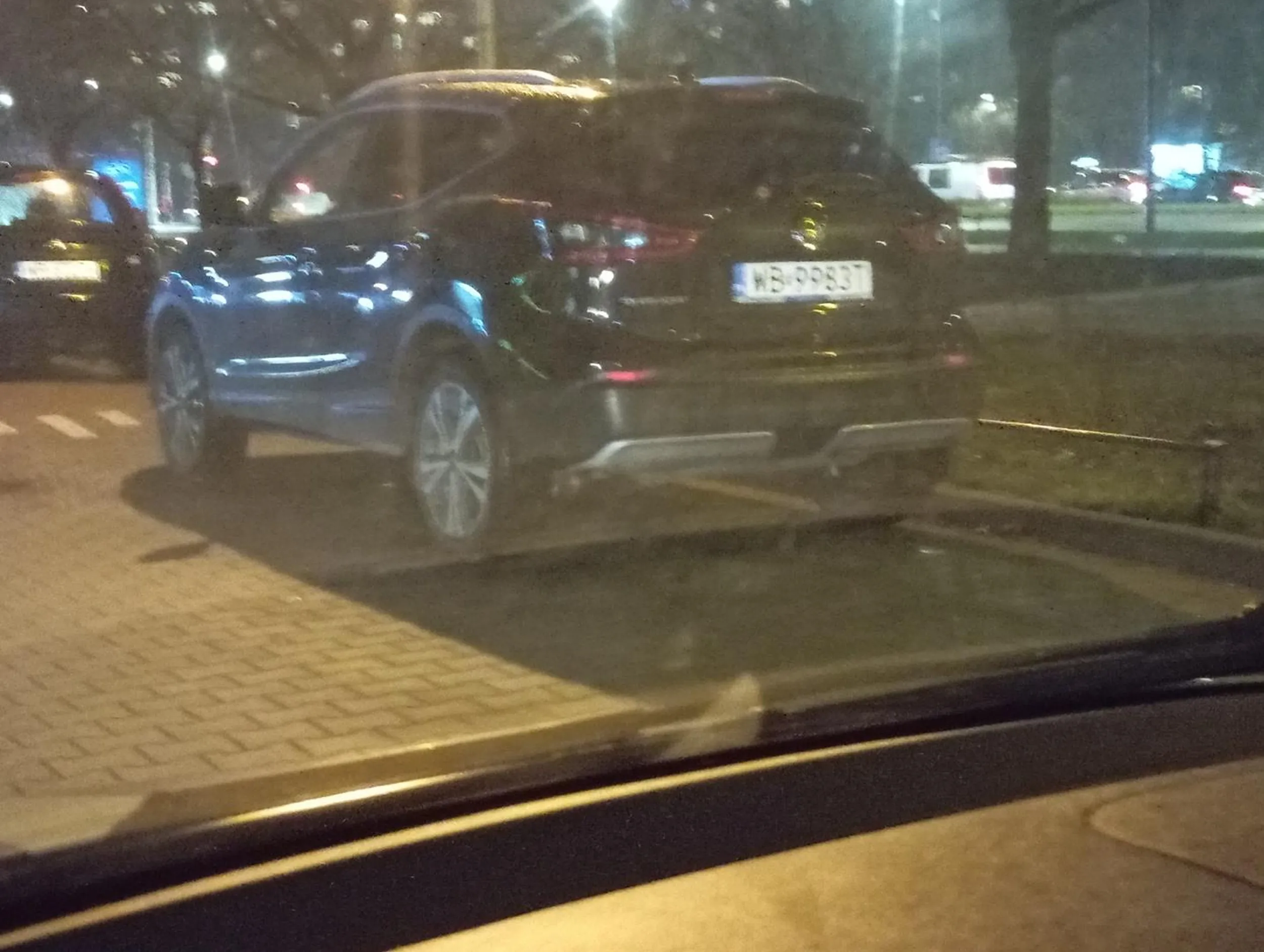 Nieładnie zastawiać dwa miejsca parkingowe na zatłoczonym osiedlu.
