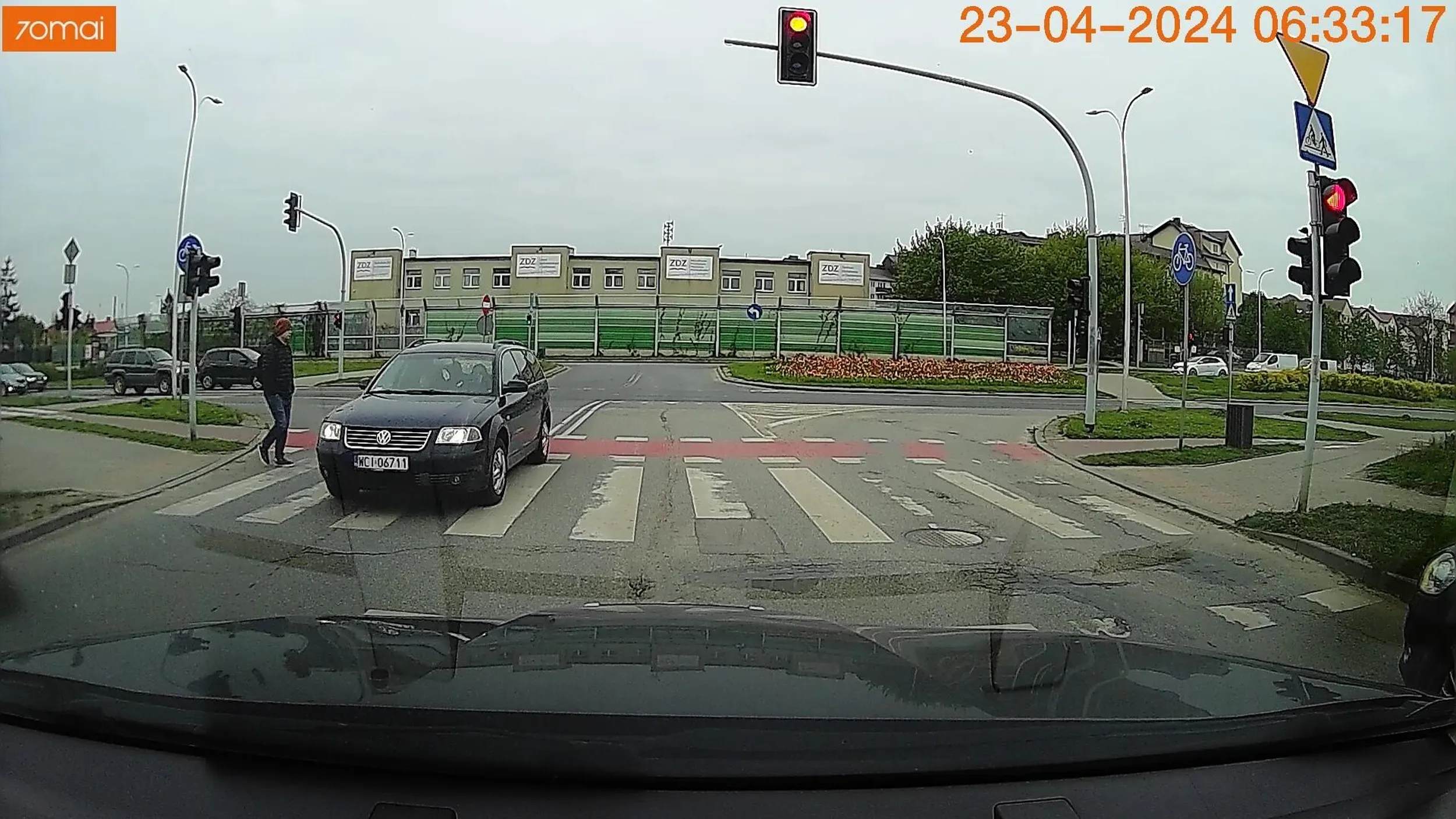 Brawo, piękny wjazd na czerwonym i jeszcze prawie po pieszym. Szkoda, że zdjęcie nie oddaje jeszcze slalomu jaki został wykonany. Filmik leci na Stop agresji drogowej, powodzenia dla pani.