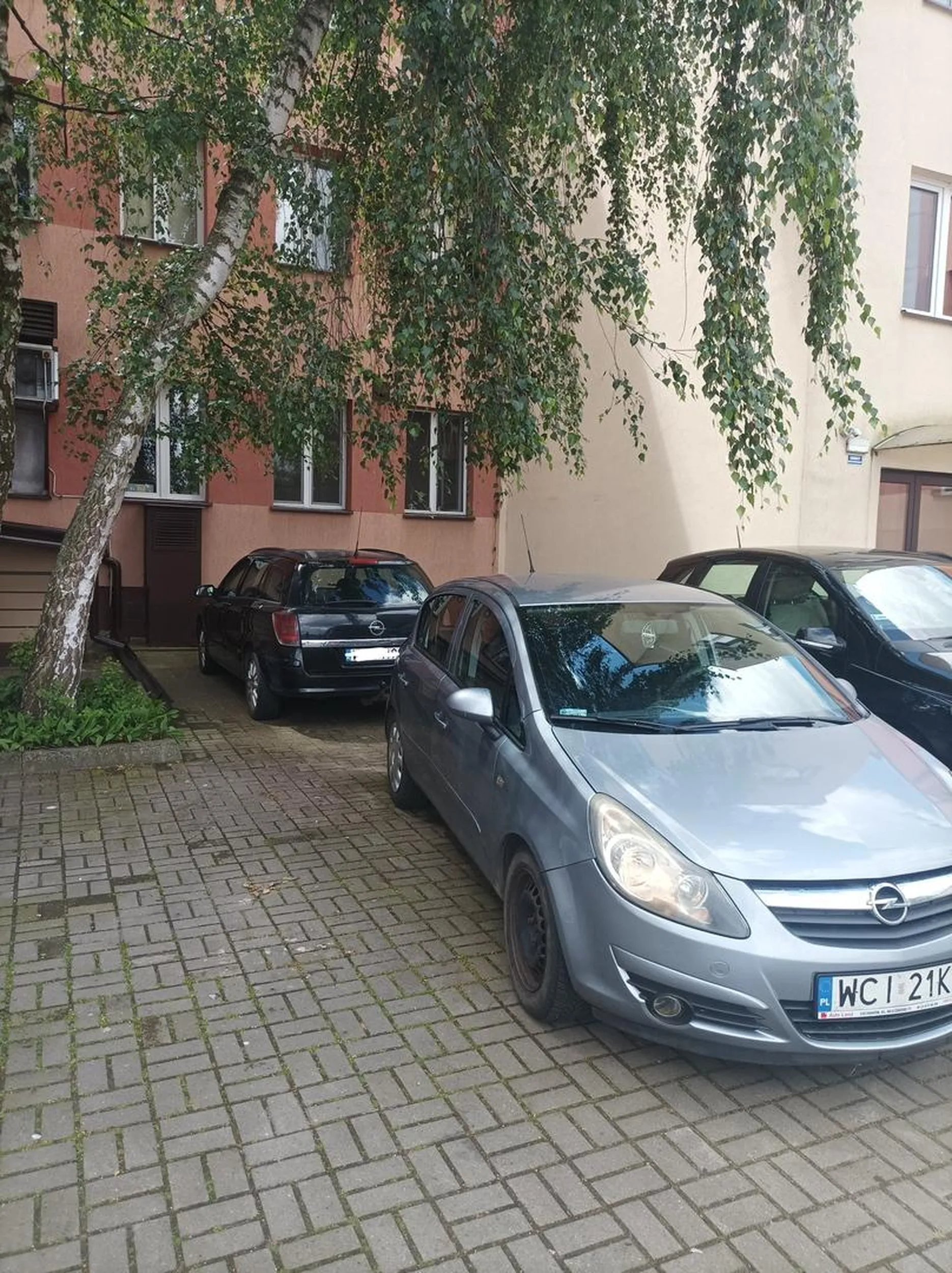 Zastawia samochody na pustym parkingu. Nie mam jak wyjechać