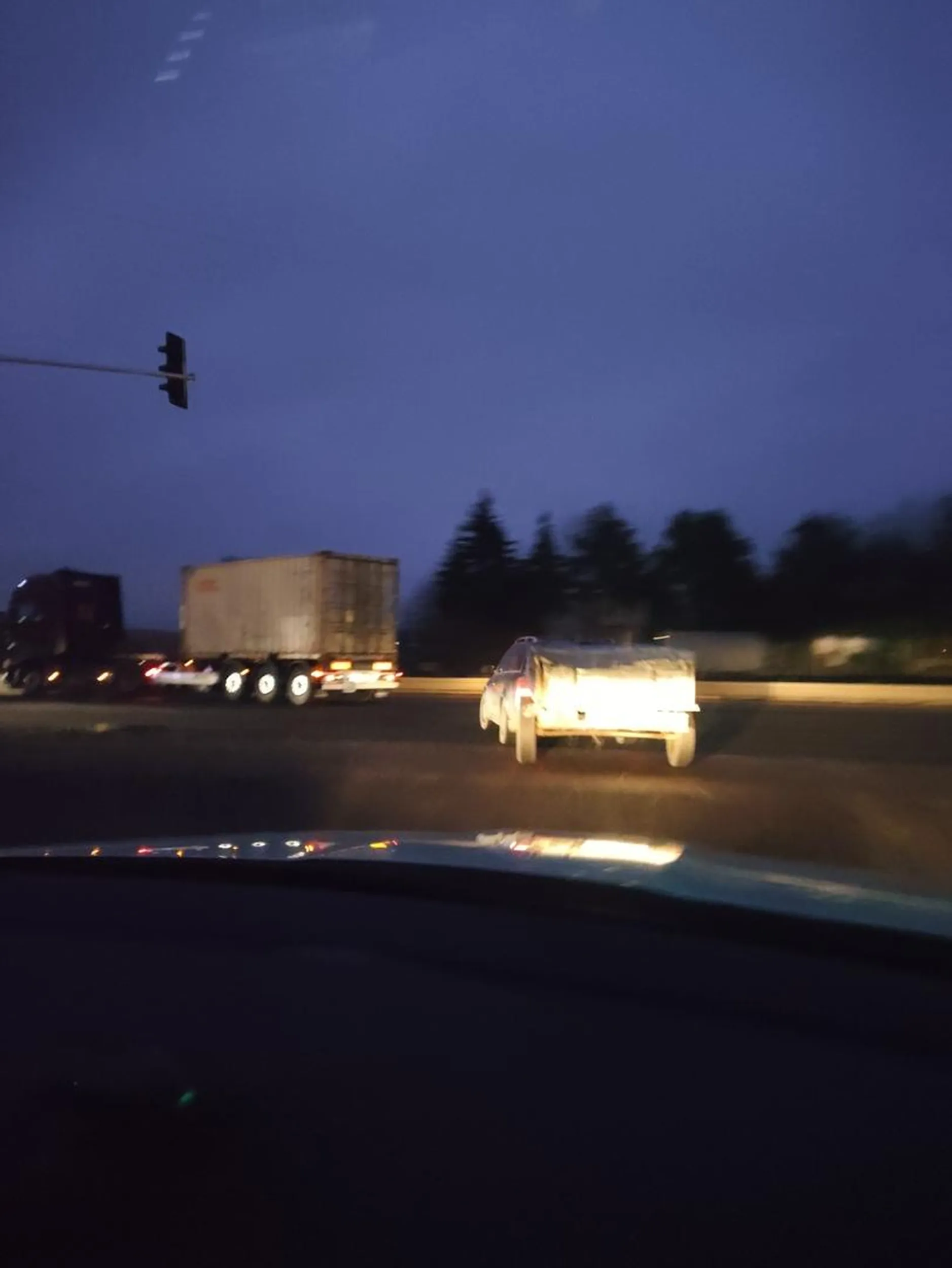 Kierowca jeździ z rozwaloną przyczepką bez świateł w dodatku jego rejestracja na aucie jest tak brudna że nie da się jej odczytać