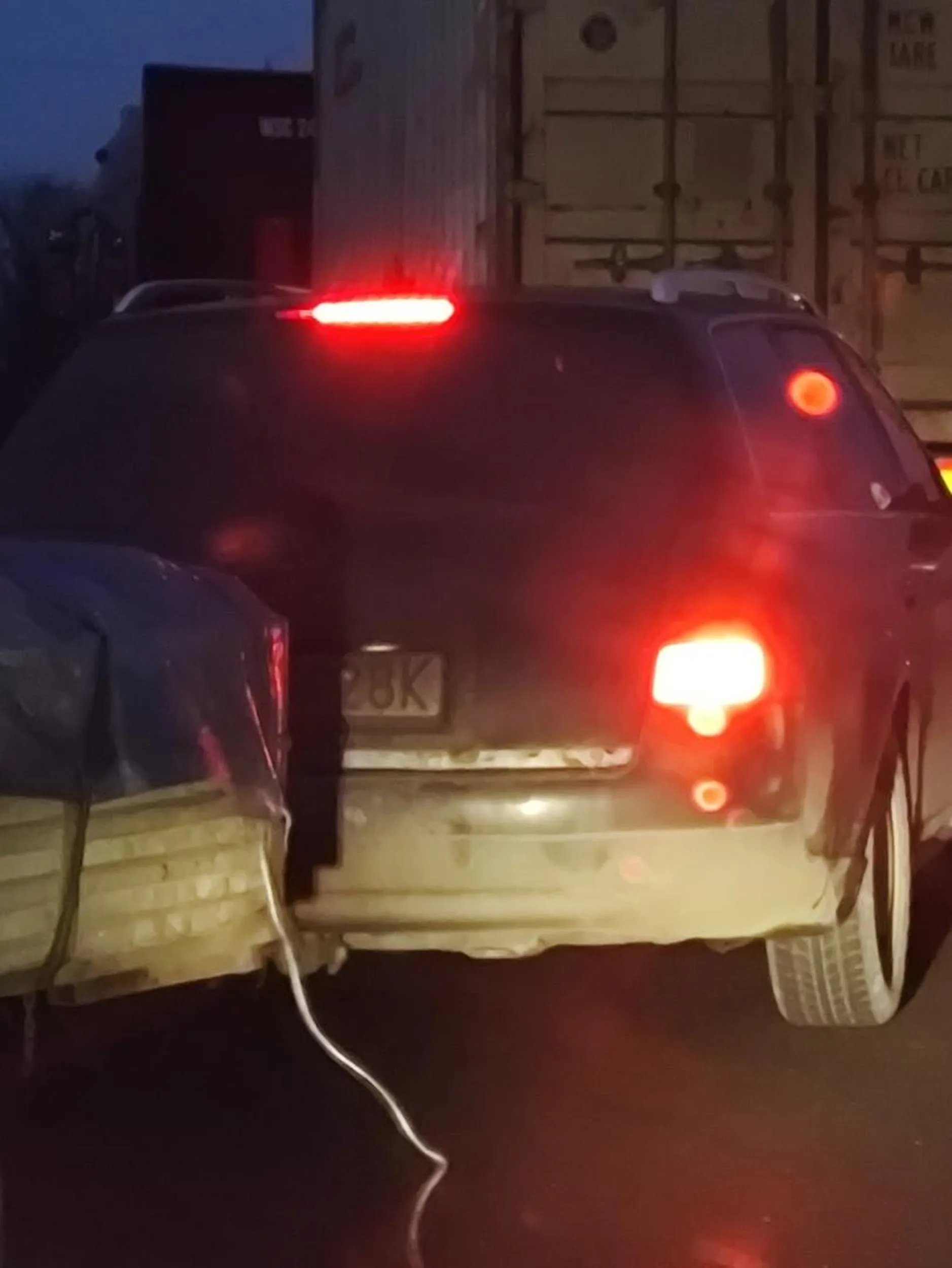 Kierowca jeździ z rozwaloną przyczepką bez świateł w dodatku jego rejestracja na aucie jest tak brudna że nie da się jej odczytać