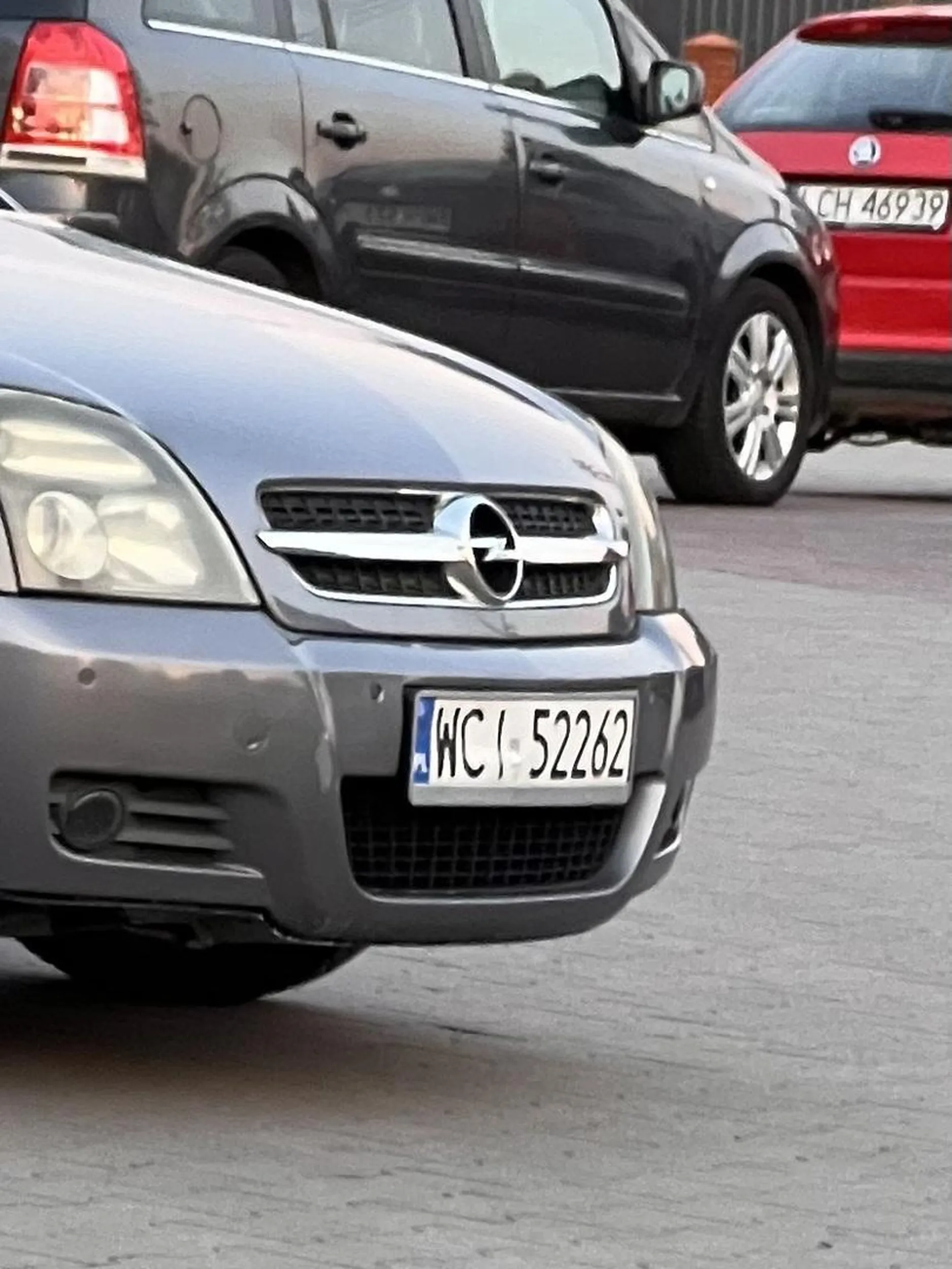 Ameba parkingowa, która parkuje w wejściu do sklepu dodatkowo utrudniając przejazd. Pruszkow, aleje Jerozolimskie 454