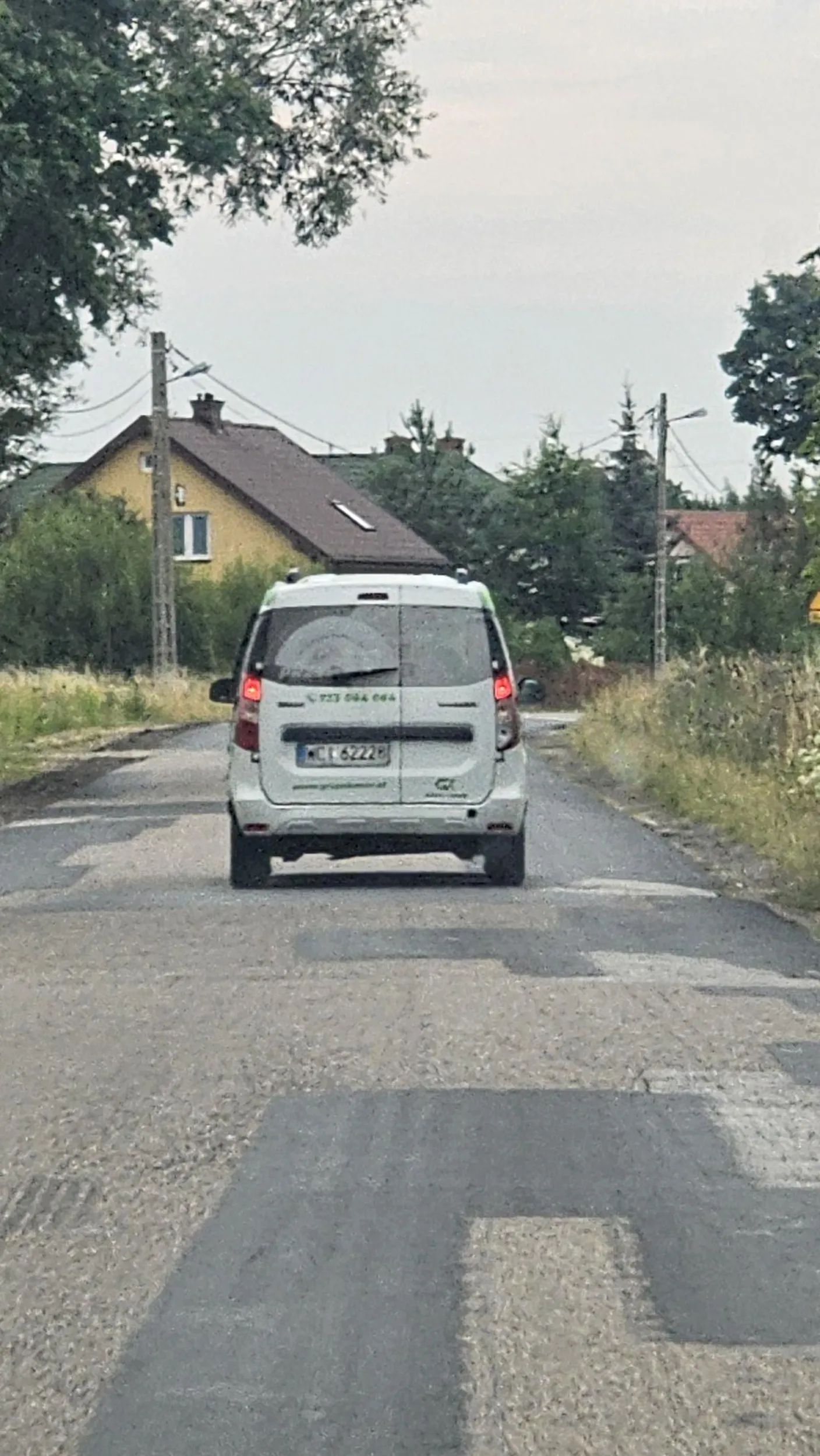 Pozdrawiam kierowcę który zapi.erd.ala przez wszystkie tereny zabudowane ponad 100km/h.