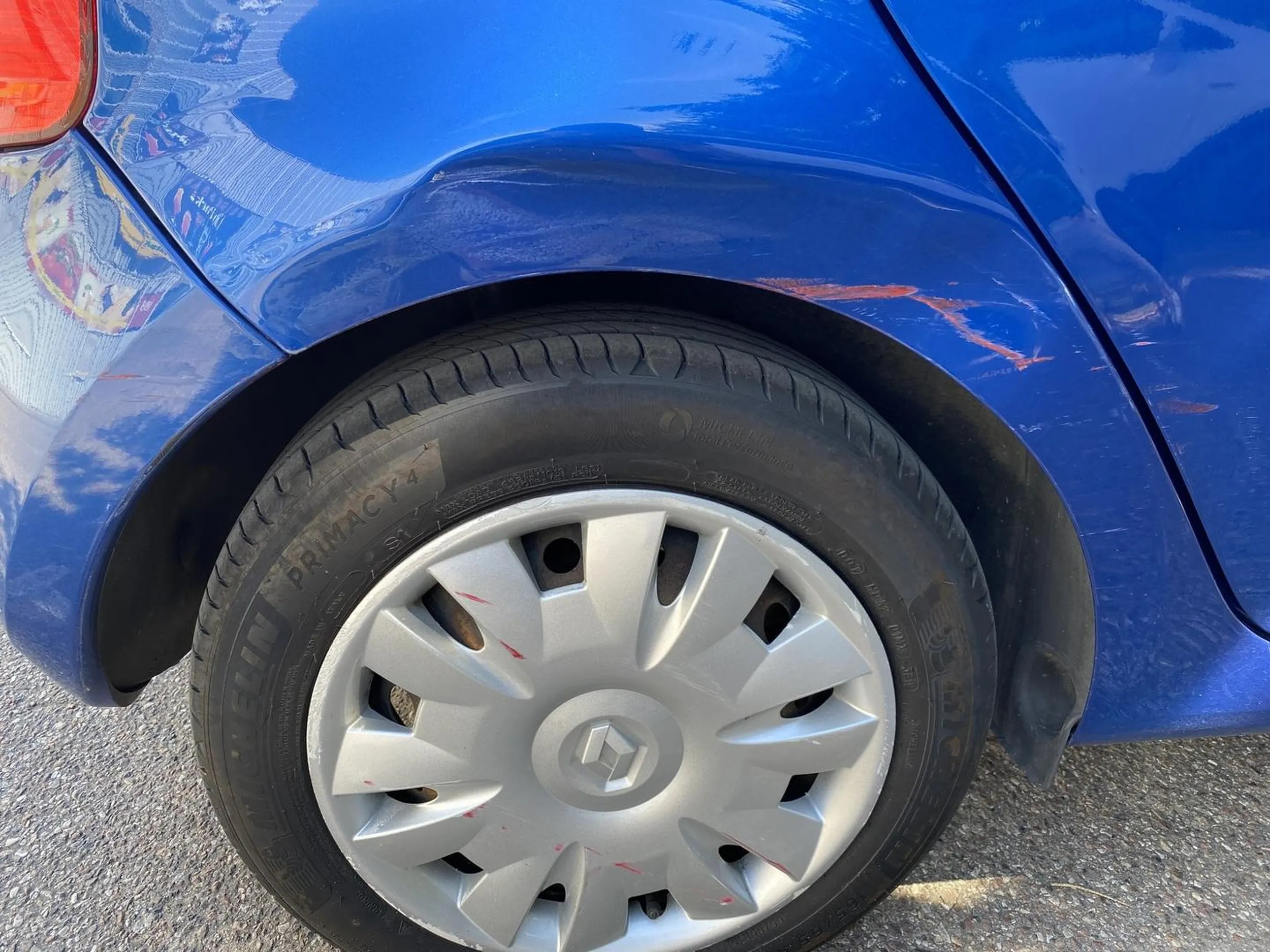 zwykły cwaniak krzyczy do ludzi z samochodu w dodatku przerysował mi auto