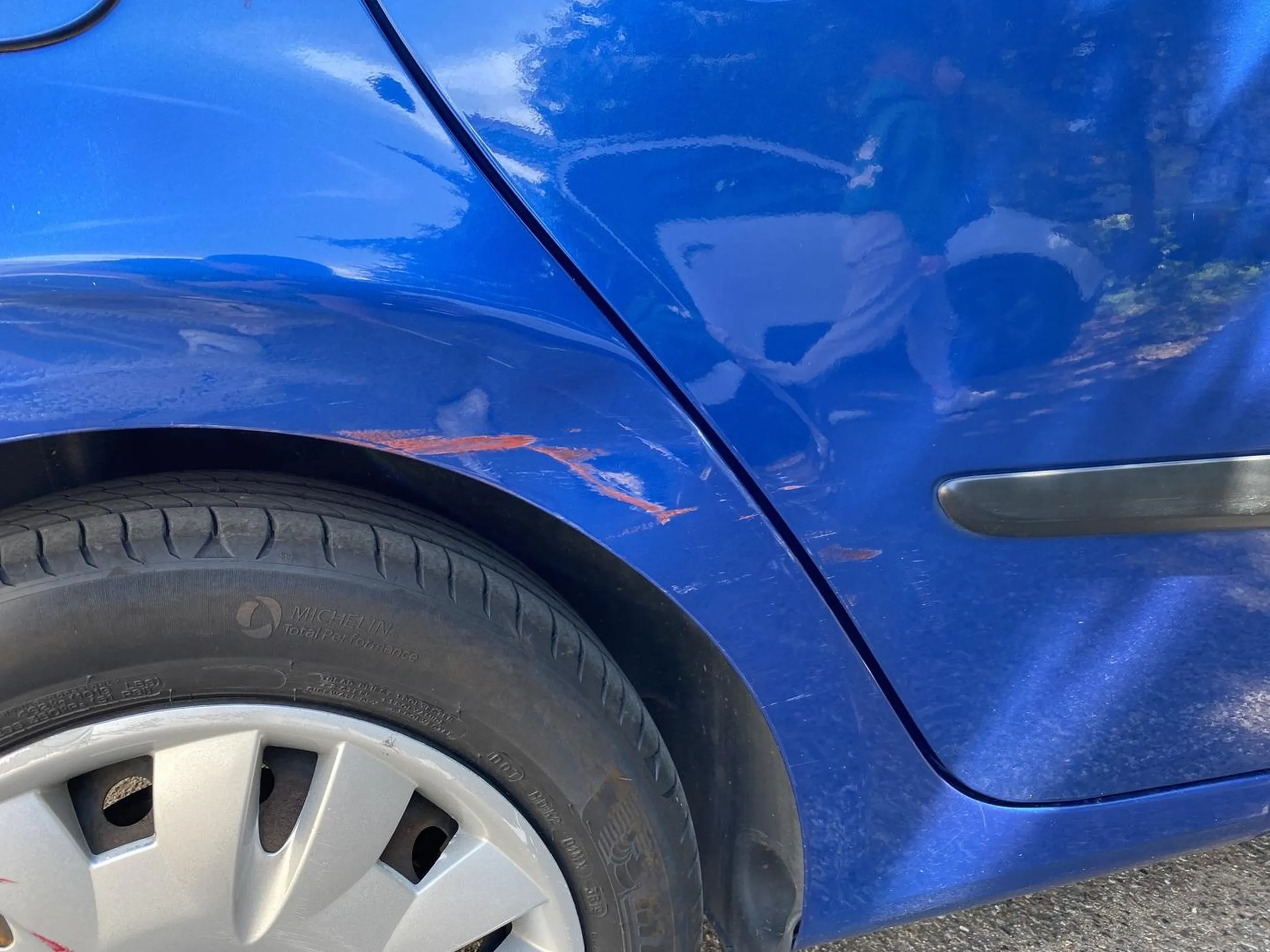 zwykły cwaniak krzyczy do ludzi z samochodu w dodatku przerysował mi auto