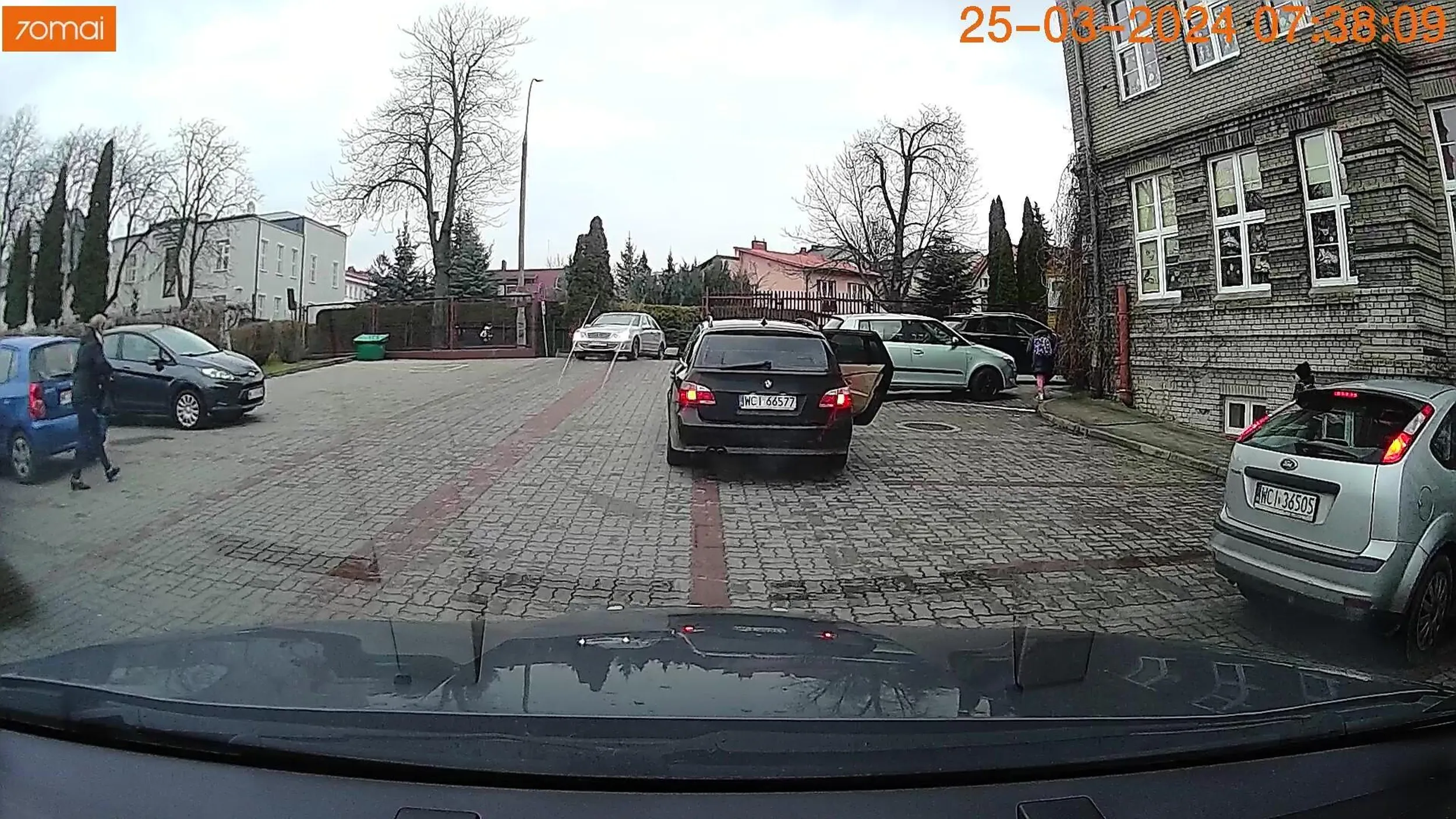 Kolejny, co ma innych w dupie, a miejsc pełno i można sobie pociechę tam żegnać i pół godziny.