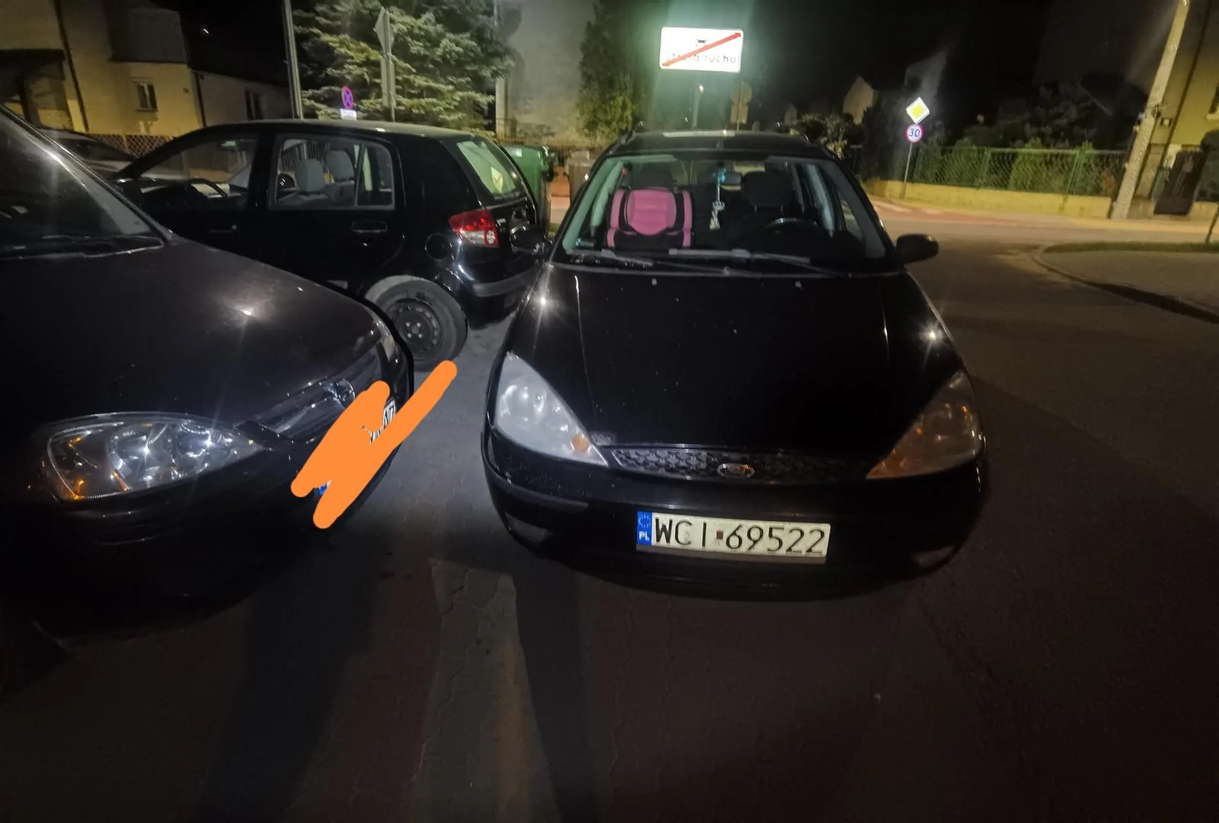 Jakaś pierdoln1eta baba, która nie ma za grosz talentu do parkowania. Szarych komórek też brak.