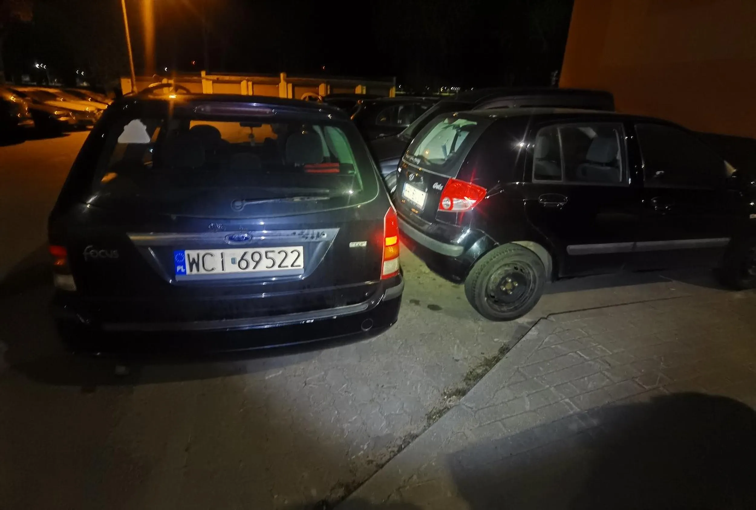 Jakaś pierdoln1eta baba, która nie ma za grosz talentu do parkowania. Szarych komórek też brak.