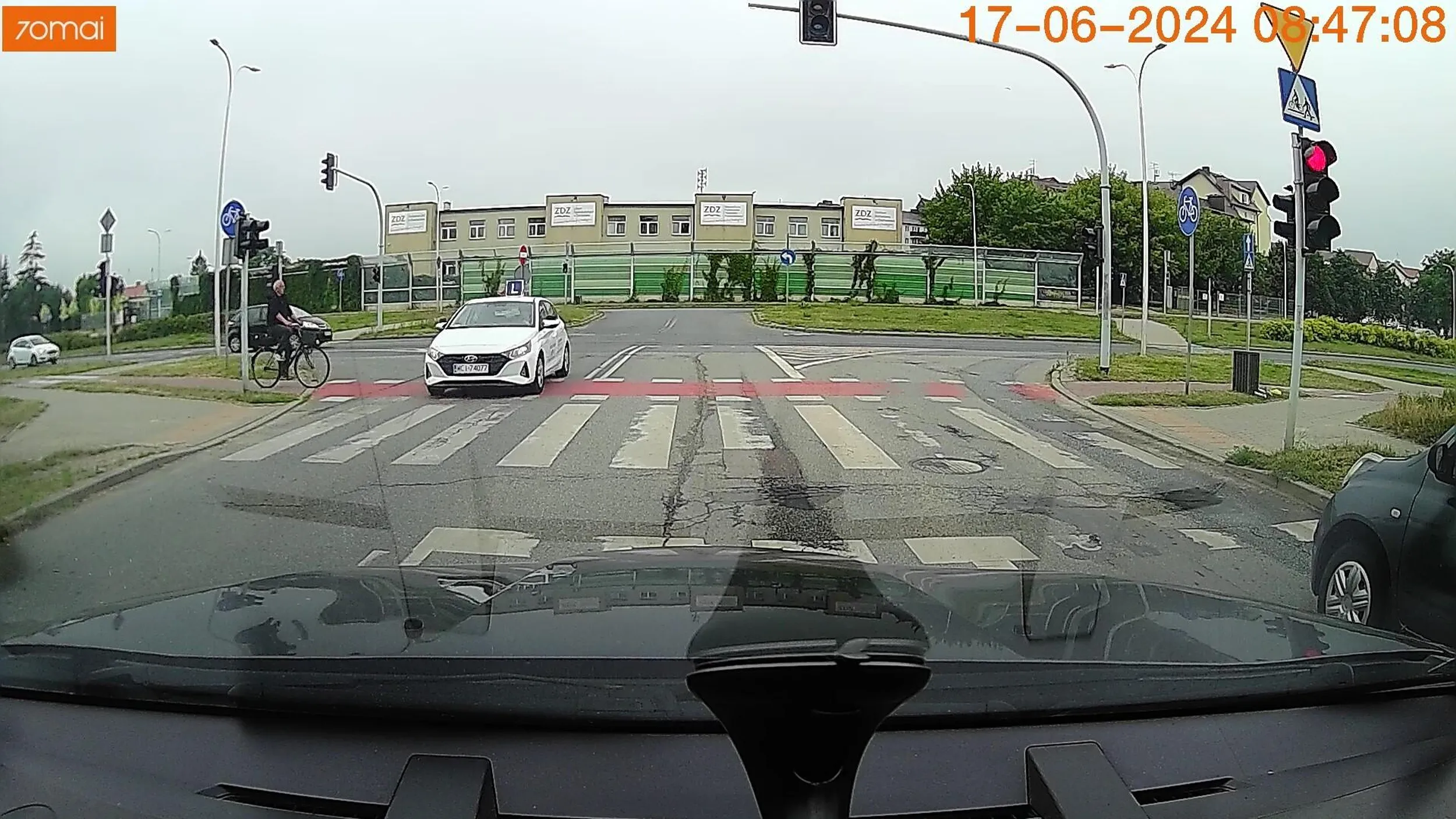 Słabo dopilnowane, żeby rowerzysta musiał na swoim zielonym wyhamowywać.