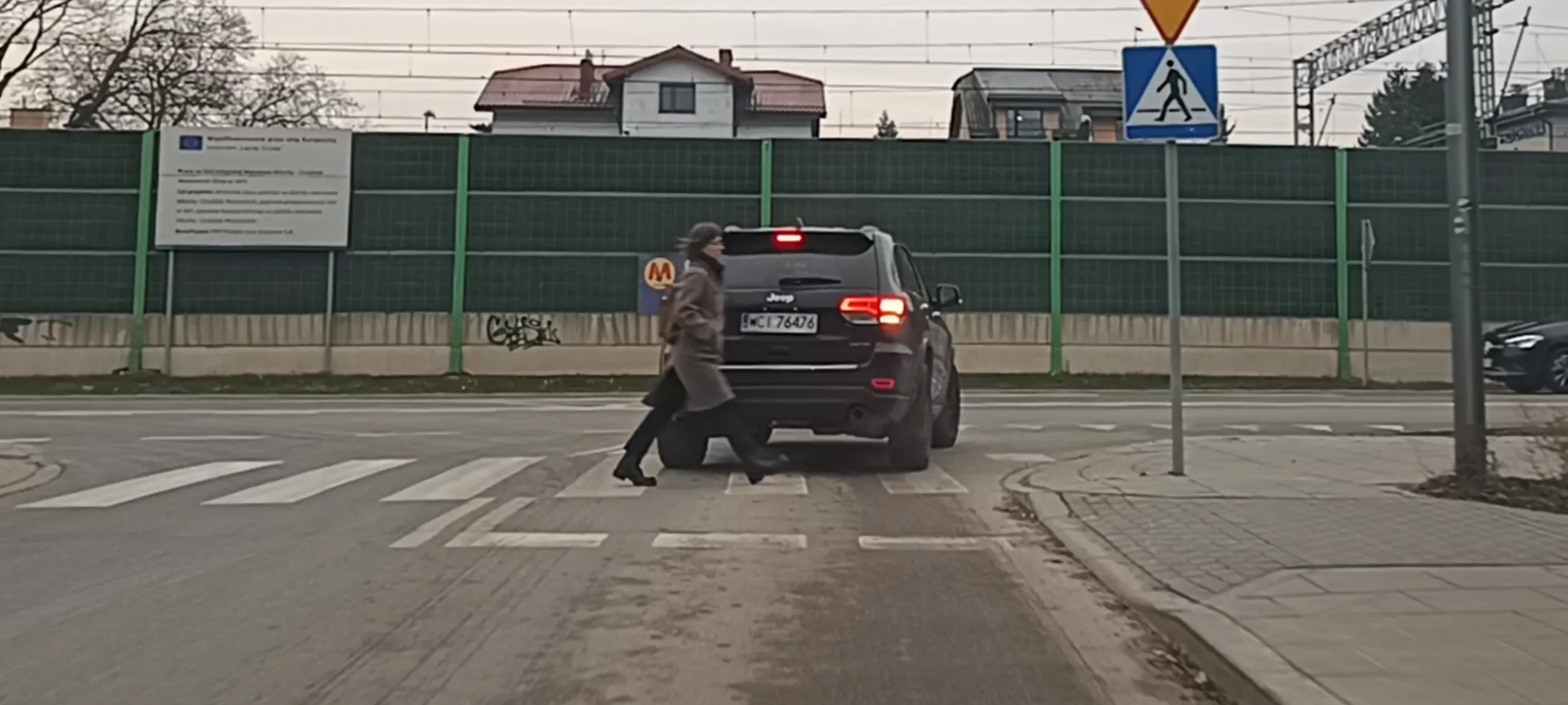 Bandyta drogowy przejeżdża przez przejście dla pieszych i nie ustąpił pierwszeństwa pieszej.