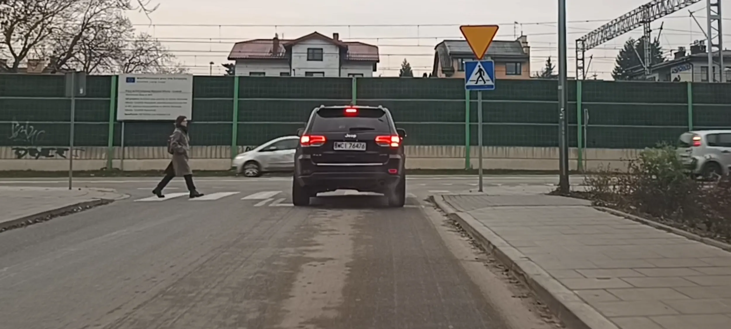 Bandyta drogowy przejeżdża przez przejście dla pieszych i nie ustąpił pierwszeństwa pieszej.