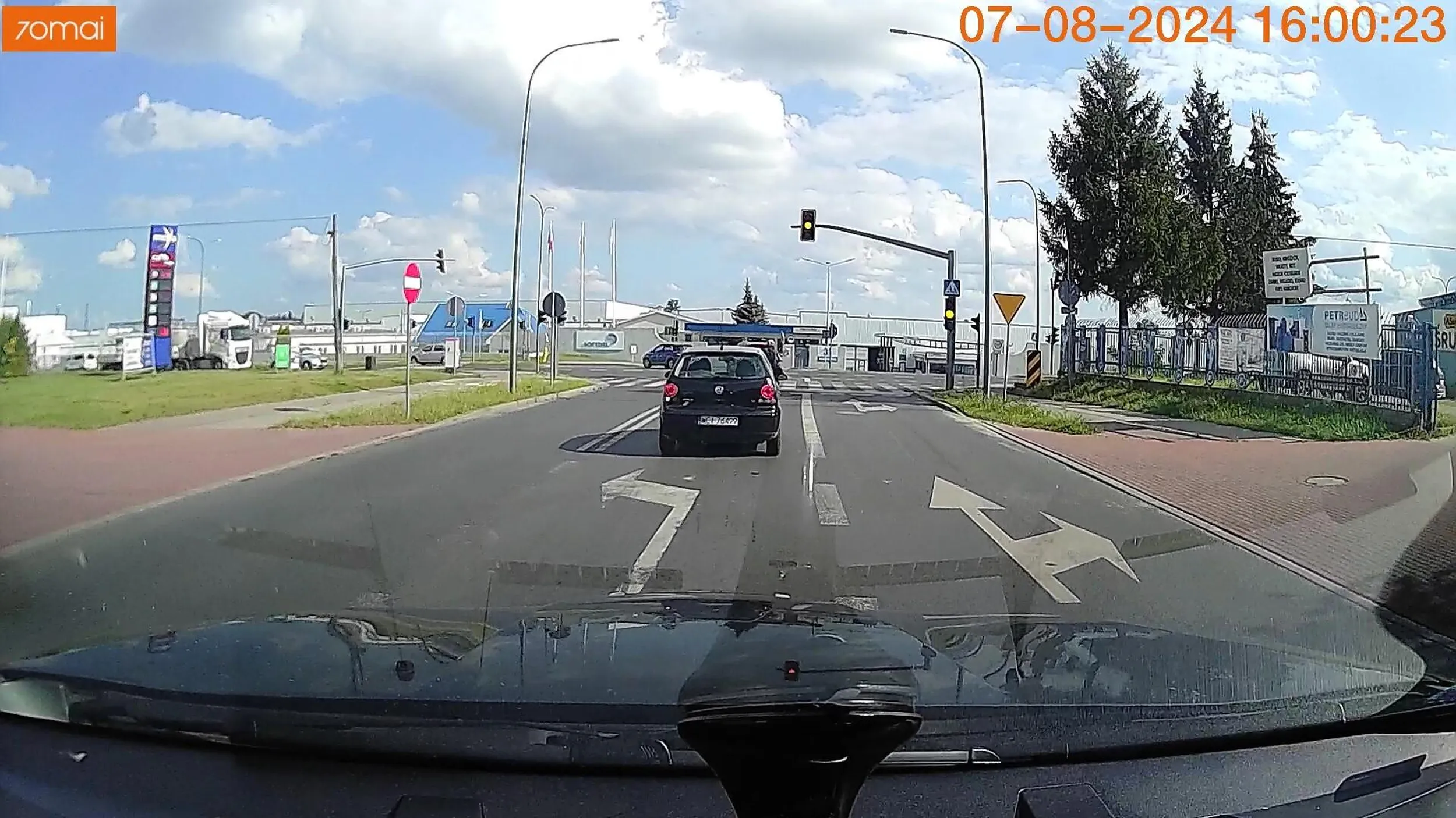 Paaanie, na żółtym to ja się dopiero rozpędzam, a czerwone zjadam na śniadanie. Oczywiście ciąg aut, mała prędkość, dużo czasu na zatrzymanie ale po co, nikt nie zauważy. Tylko czy aby na pewno? :)