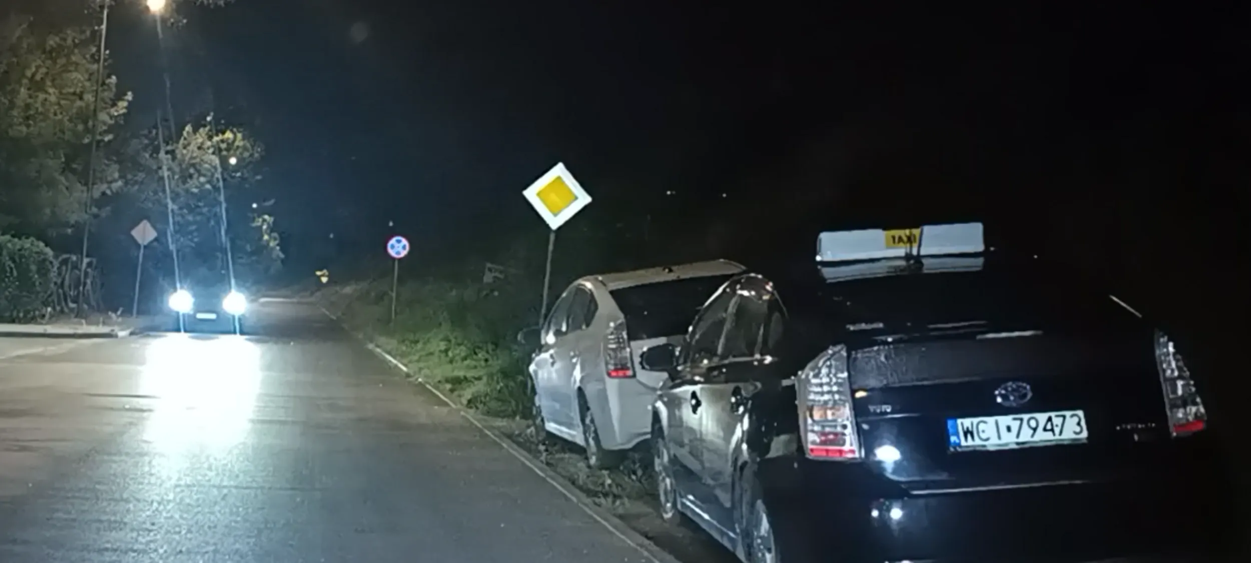 Cham parkuje na nasypie kolejowym.