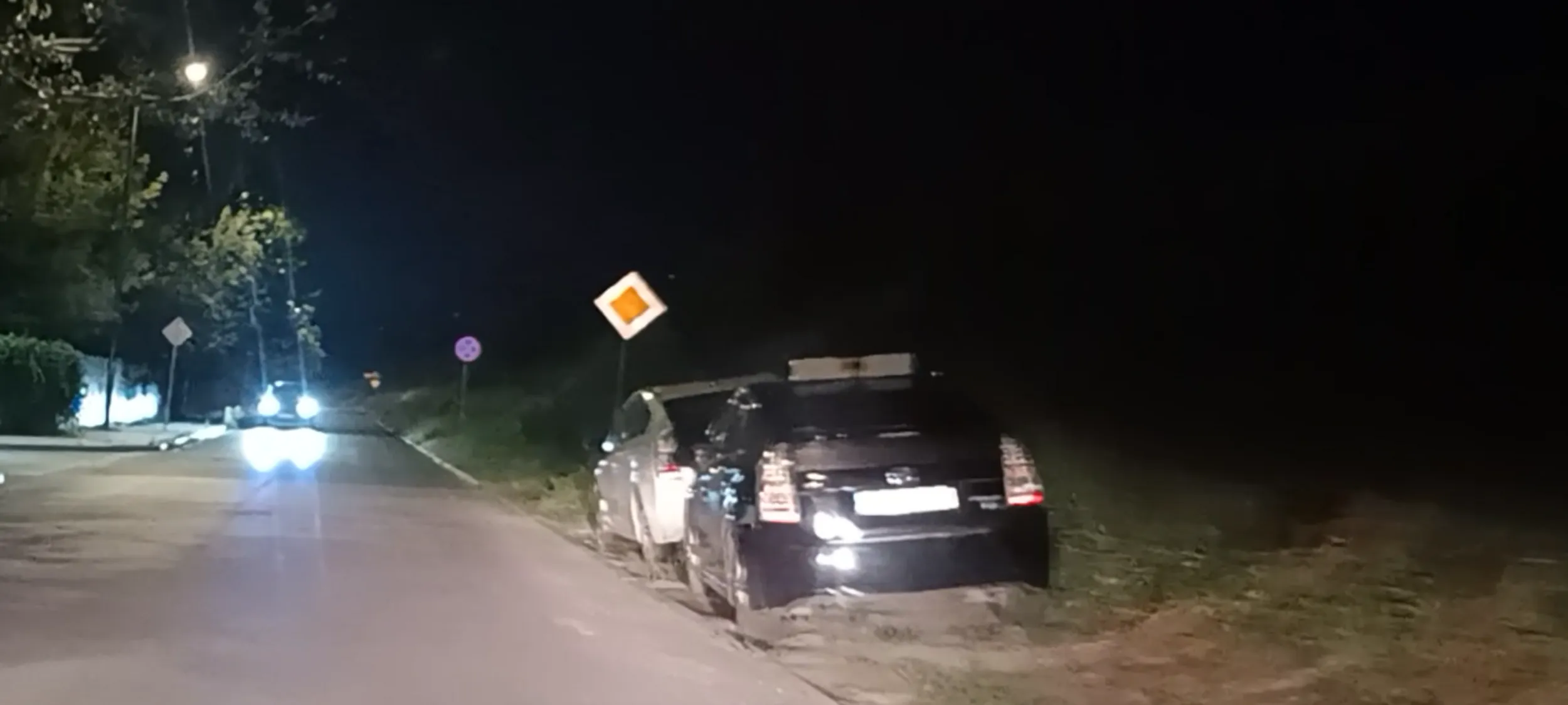 Cham parkuje na nasypie kolejowym.