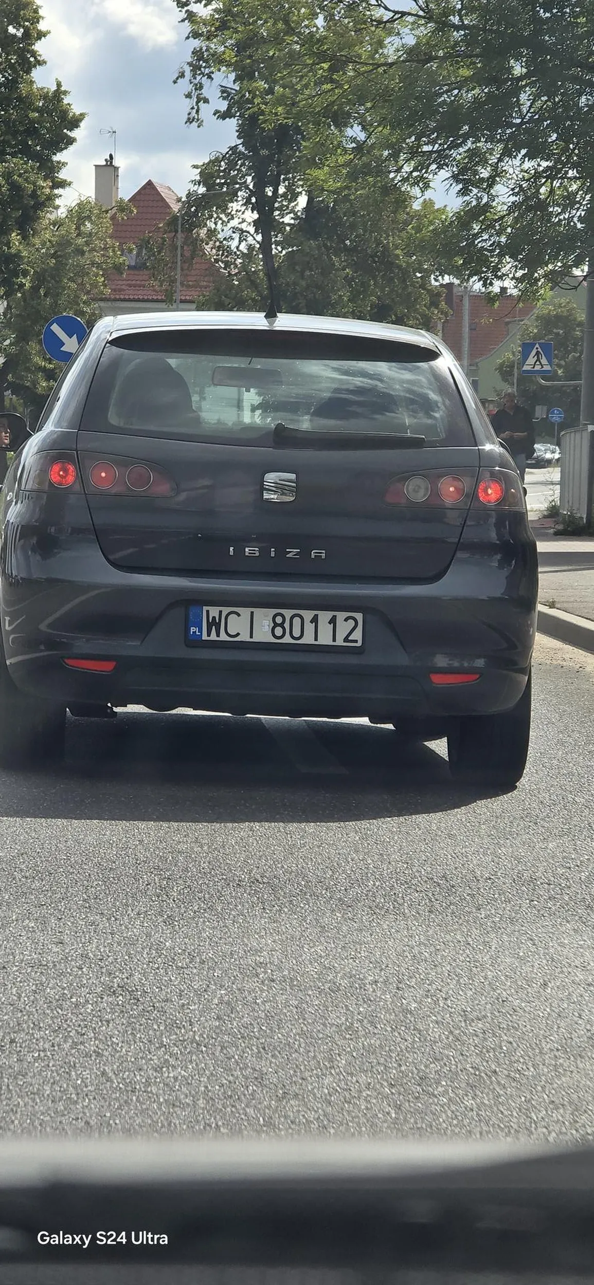 Stwarza zagrożenie na drodze. Hamuje przed każdym przejazdem dla pieszych pomino że pieszy jest 10 metrów od przejścia. Na rondach zastanawia się gdzie ma jechać. Trzeba być ostrożnym ale bez przesady...