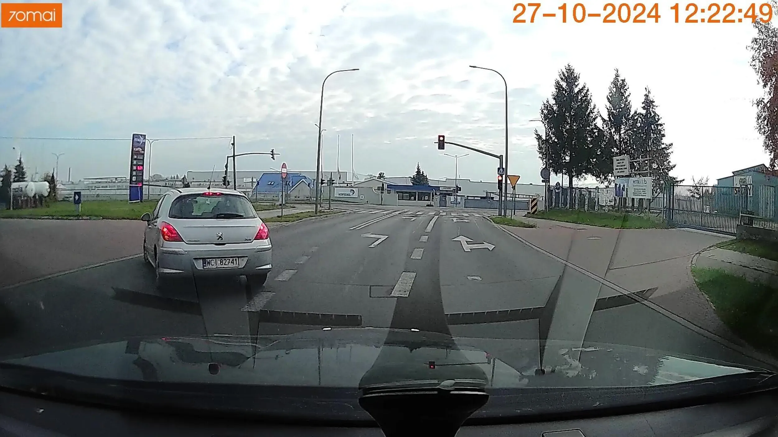 Nie ma to jak pod zakaz sobie wbić. Przecież te znaki, to tylko żeby utrudniać jazdę "fachofcom".