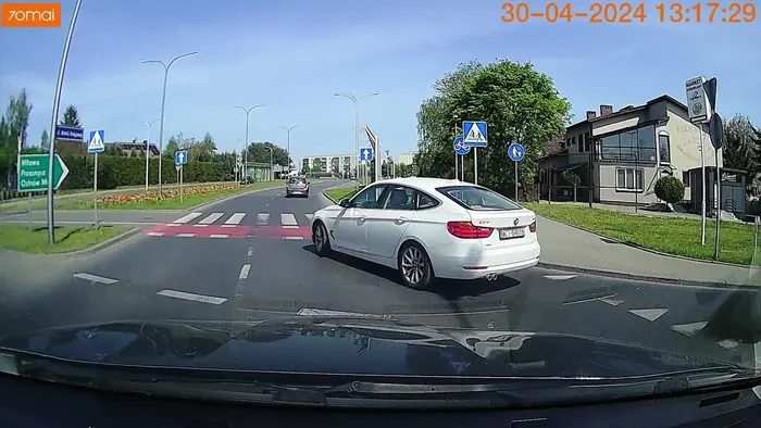 Telefon przy uchu, co może pójść nie tak, prawda?