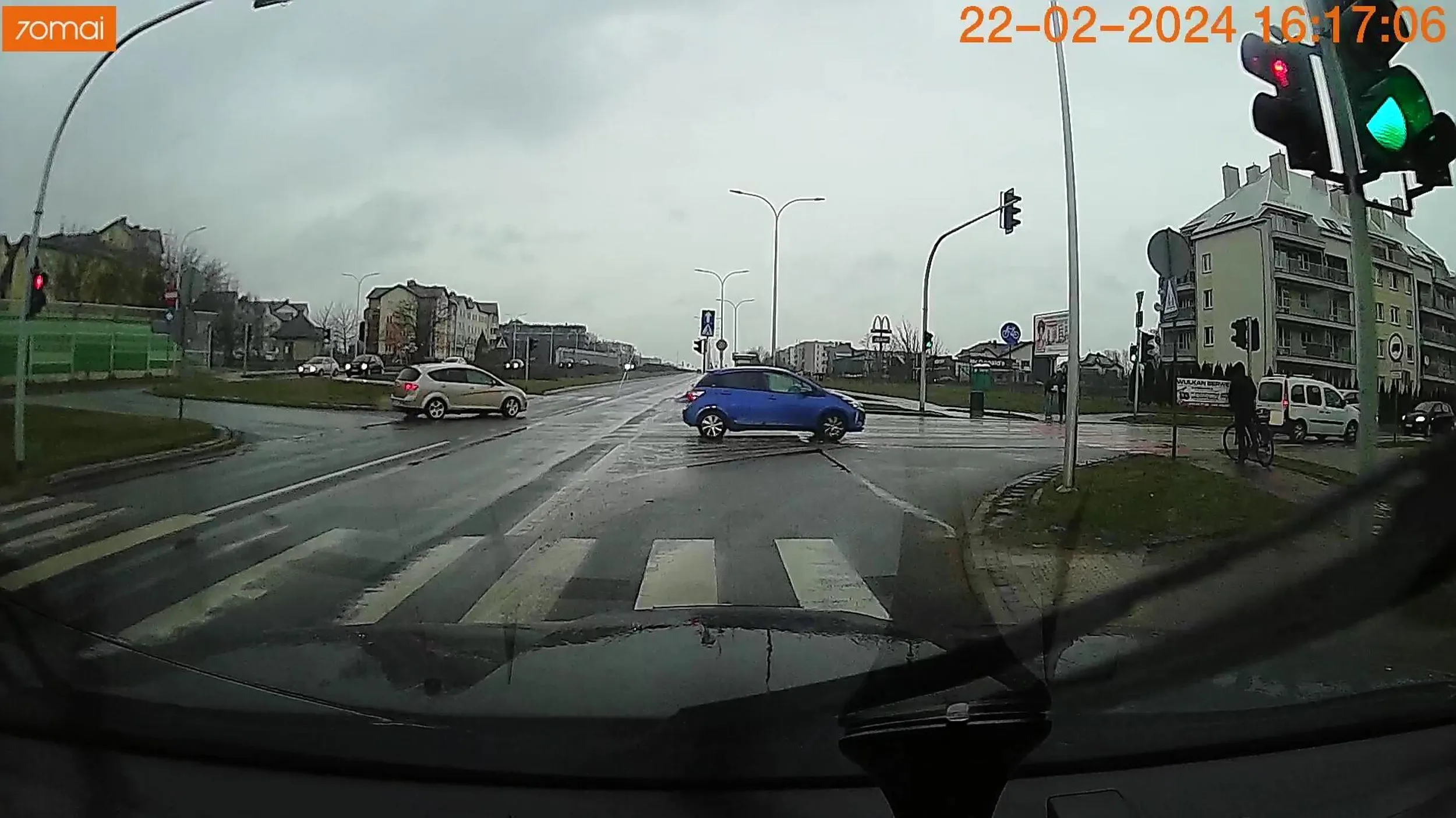 Za takie akcje, powinno być zatrzymanie kartonika i obowiązkowe doszkolenie zanim kogoś zabije. 1. Wjazd na czerwonym 2. Nieustąpienie pieszym na ich zielonym.