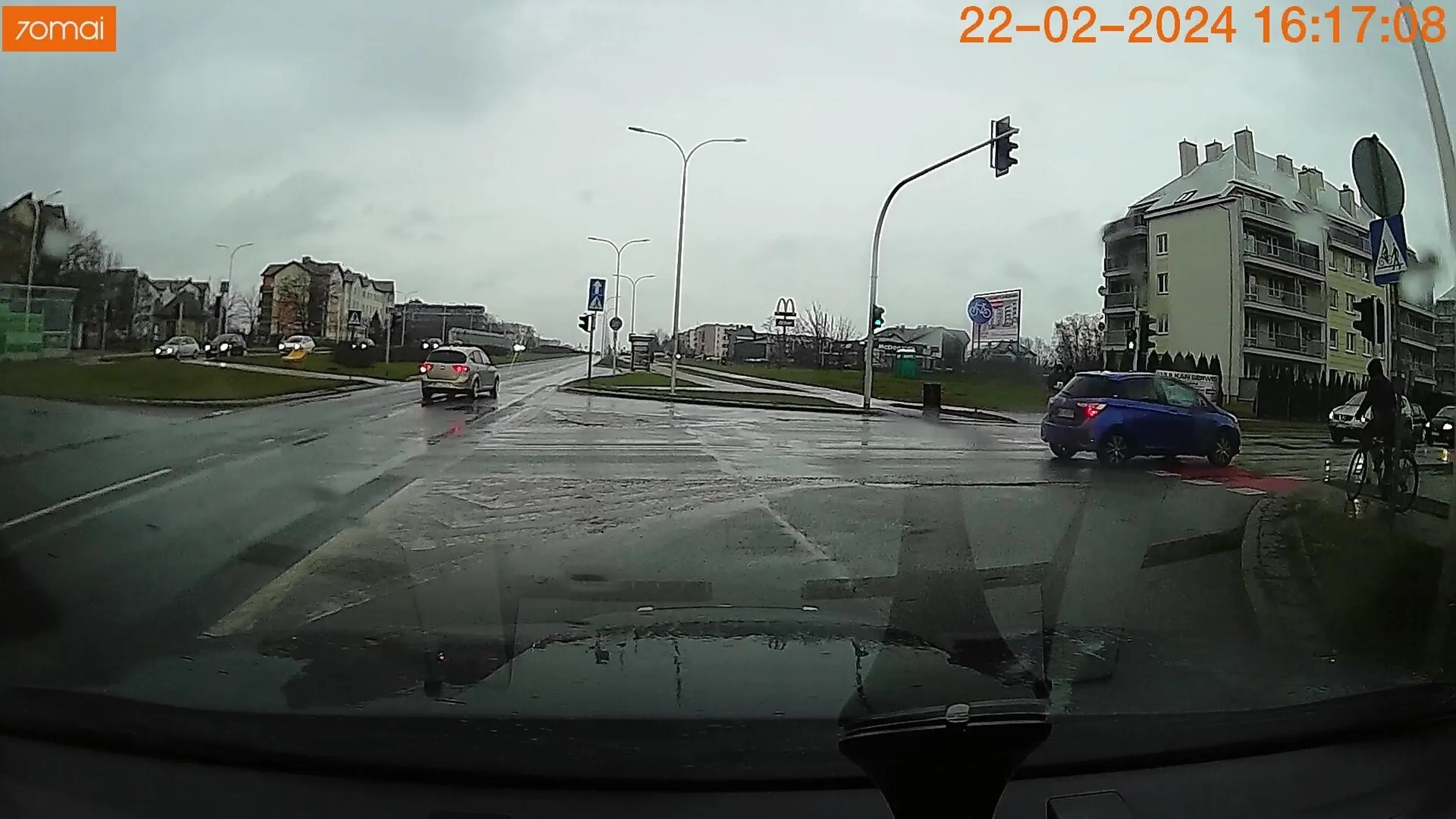 Za takie akcje, powinno być zatrzymanie kartonika i obowiązkowe doszkolenie zanim kogoś zabije. 1. Wjazd na czerwonym 2. Nieustąpienie pieszym na ich zielonym.