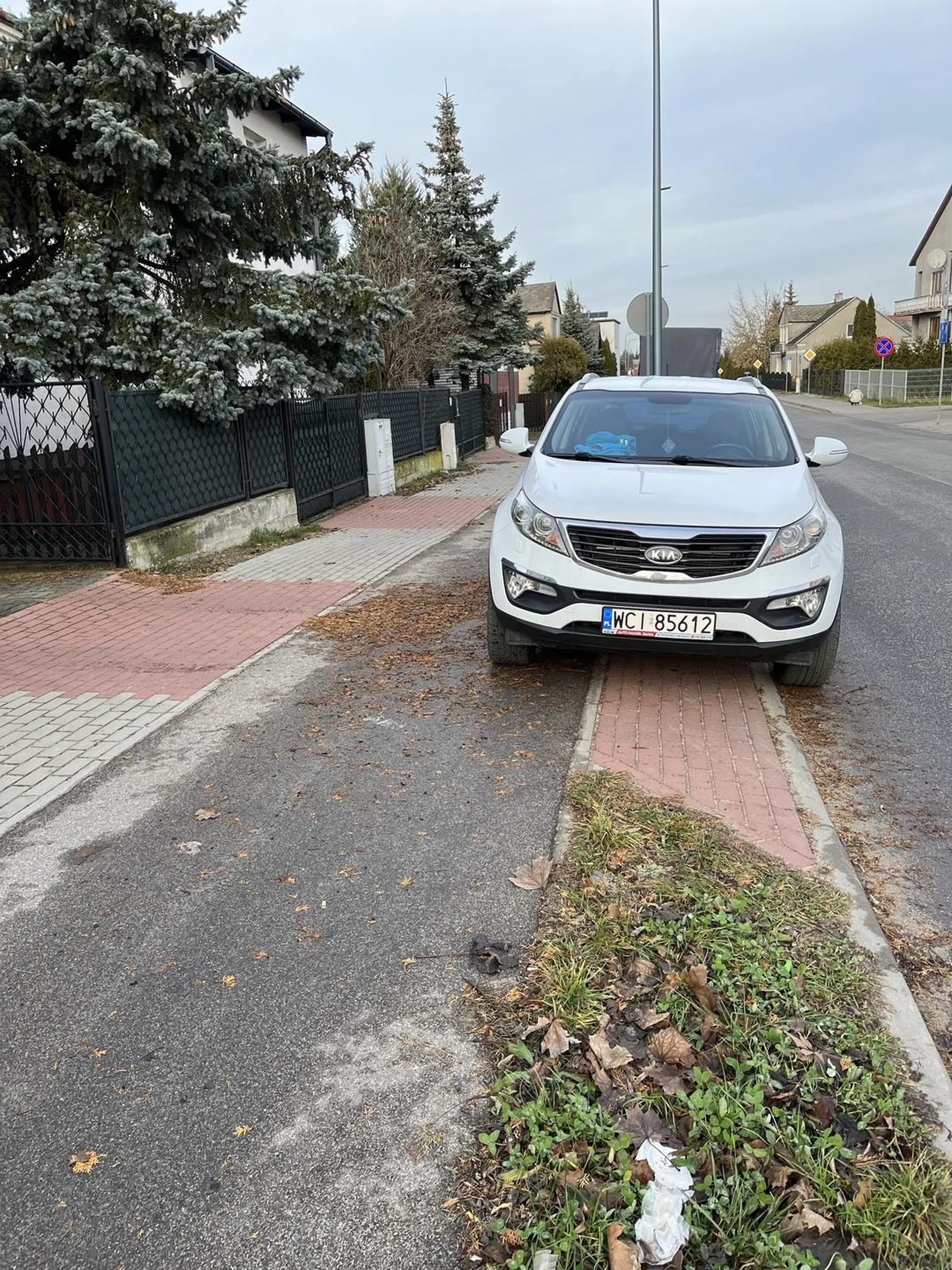 Zastawia bramę, idzie sobie w tym czasie na zakupy, a na zwróconą uwagę, że nie mogę wyjechać ze swojej posesji reaguje "Wielki problem". Cham.