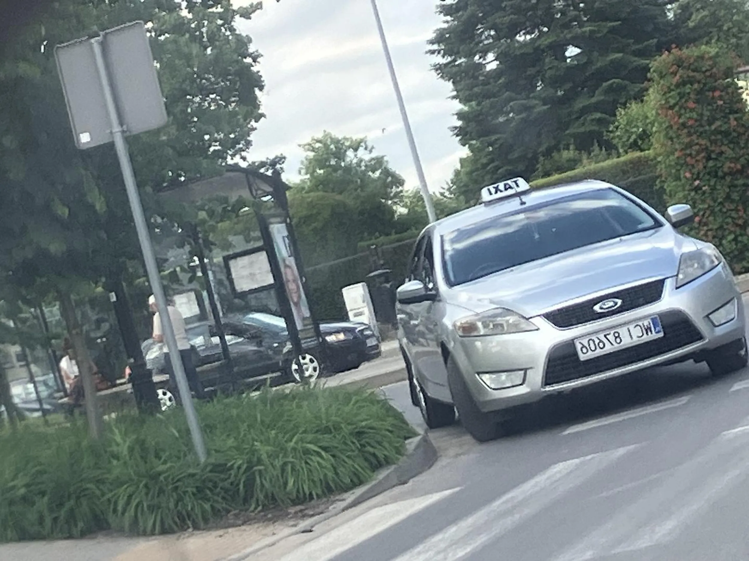 Zaparkował taksi na zakręcie przed przejściem dla pieszych