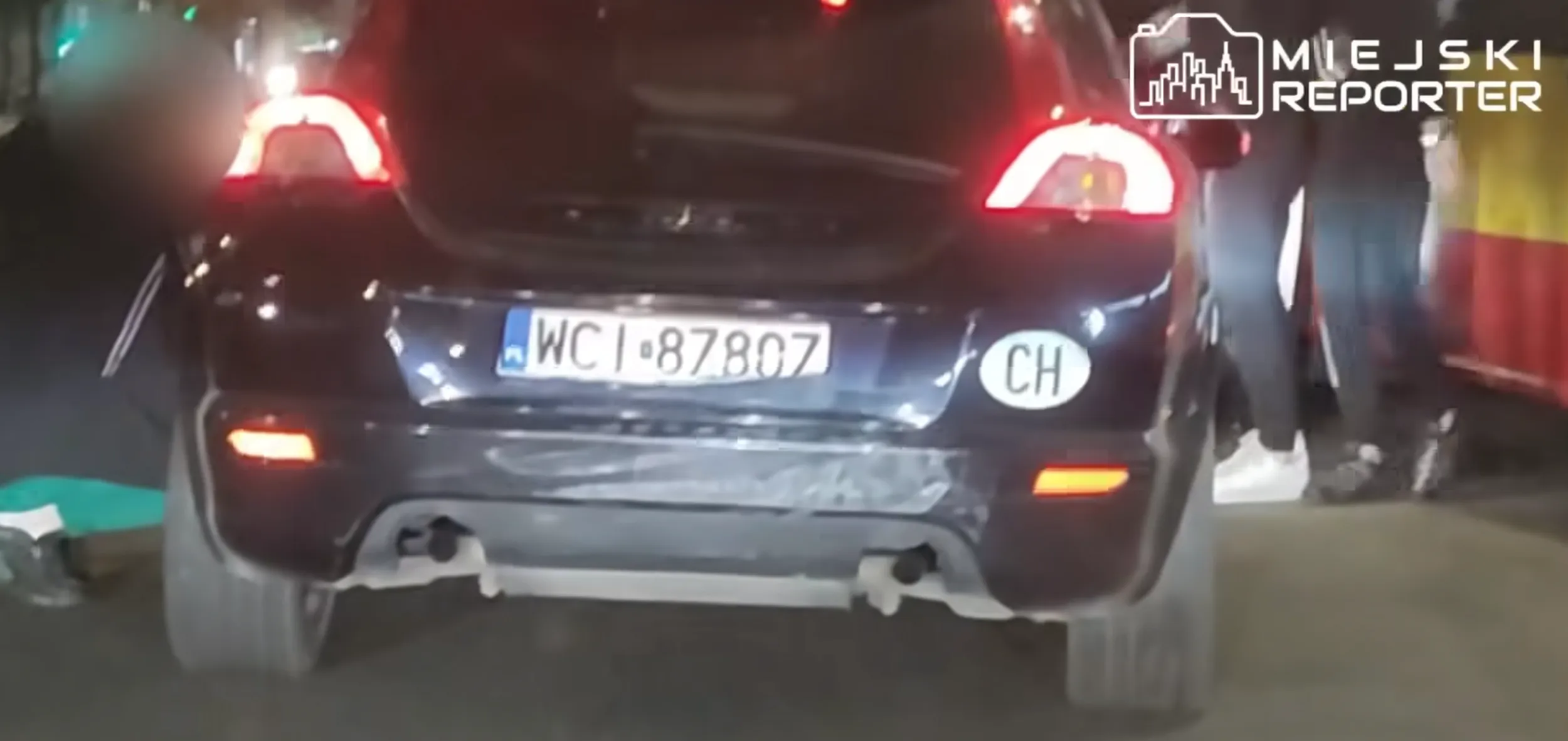 Zwierzęta. Na filmie opublikowanym przez Miejskiego Reportera widać jak atakują i tłuką pasażerów Opla z Panka. Najlepszy jest pizduś w zielonych-gejowskich spodniach. Próbuje wyciągnąć kierowcę Opla z auta, a jak w końcu mu się to udaje, to... ucieka przed nim HAHAHA. Zabawne. Co nie zmienia faktu, że takie osoby powinny przejść natychmiastowe badania psychiatryczne. Nikt normalny i zdrowy nie zachowuje się w ten sposób na środku ulicy. Mam nadzieję, że odpowiednie służby zajmą się tymi amebami zanim kogoś zabiją!